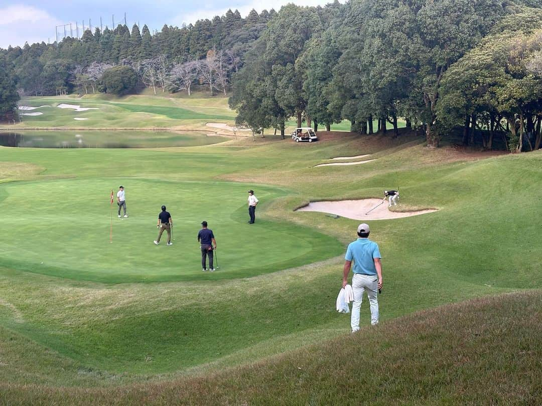 中村香織さんのインスタグラム写真 - (中村香織Instagram)「2日間のEast golf school強化合宿が終わりました！ ショートゲームに特化した2日間でした。 私がQT前ということで、私のための合宿でしたが笑 参加者の皆様はギチギチのスケジュールを共に走り切ってくださいました☺️ とても充実した2日間だと思ったんですが、皆様の感想はどうだったんだろう…？ ぜひ洗足店でもやりたいなと思いました🏋️‍♂️ QT前にあと何回ラウンドできるかな？？  @takanohiromasagolf  @rengolf_54  お二人ともありがとうございました😊  #ゴルフ #ゴルフスイング #ゴルフ女子  #プロゴルファー #女子プロゴルファー #ゴルフ好きな人と繋がりたい #golf #golfswing #instagolf #instagolfer #프로골퍼 #골프 #高尔夫」11月5日 21時27分 - kaori_nakamura1001