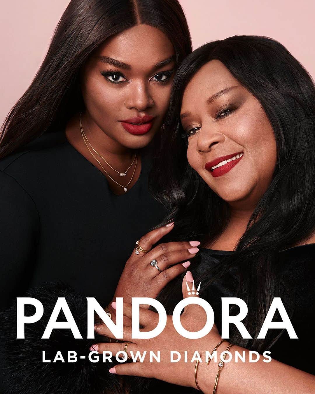 PANDORAのインスタグラム：「Mum always makes the season bright. Now you can make her holiday sparkle with Pandora Lab-Grown Diamonds. Worn and loved by model and activist @preciousleexoxo and her radiant mother, Anita. 💎  #LovesUnboxed #LabGrownDiamonds #Pandora」