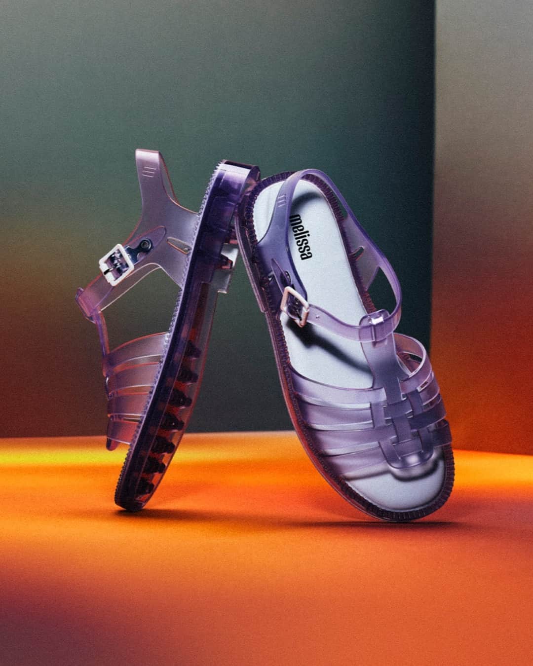 メリッサのインスタグラム：「Olhei e gritei: ÍCONE! 👑 Corre para a loja virtual e vem conferir as numerações e cores disponíveis da #MelissaPossessionFresh! 💜」