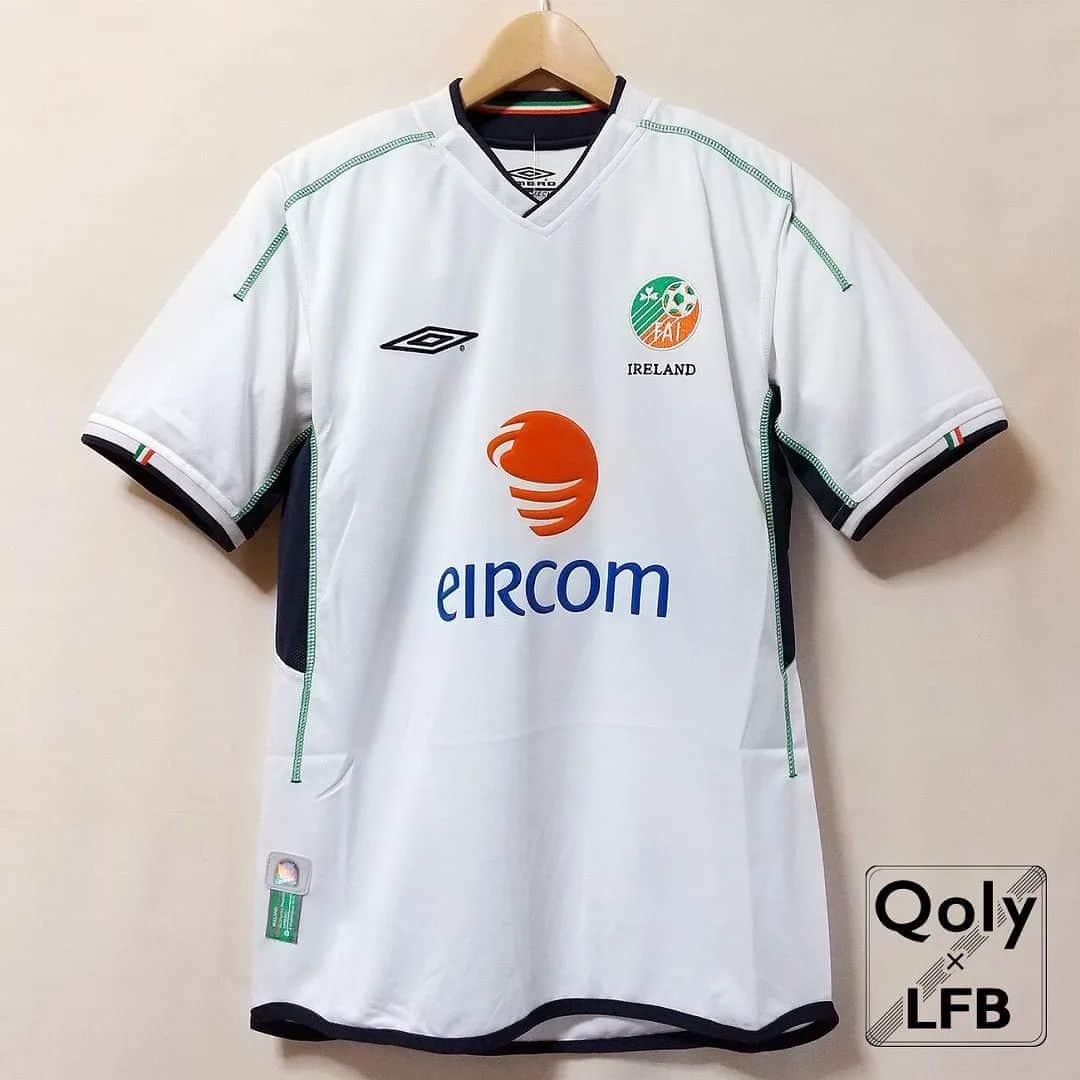 サッカーニュース：Qoly（コリー）のインスタグラム：「アイルランド代表 2002 Umbro アウェイ半袖 ユニフォーム  #サッカーアイルランド代表 が #2002年日韓W杯 、欧州選手権（ #EURO2004 ）予選などで着用したアウェイユニフォーム。  白を基調に緑と紺の組合せが絶妙なカラーリング。  当時のアイルランドのレプリカユニフォームには胸スポンサー「EIRCOM」のロゴマーク付き。 素材は発泡プリント。  右胸のメーカーロゴとエンブレムは直接刺繍。 前面右裾にはホログラムのメーカータブ付き。  ▶ご購入は『Qoly×LFB vintage』からどうぞ！→ @qolylfb  #アイルランド代表 #アイルランド代表2002 #アウェイキット #umbro #ワールドカップ2002 #日韓W杯 #欧州選手権2004 #サッカー #football #soccer #ユニフォーム #サッカー好き #サッカーユニフォーム #ヴィンテージサッカーユニフォーム #サッカーファッション #スポーツファッション #新品デッドストック #サッカーショップ #サッカーユニフォームショップ #qoly_lfb_vintage」
