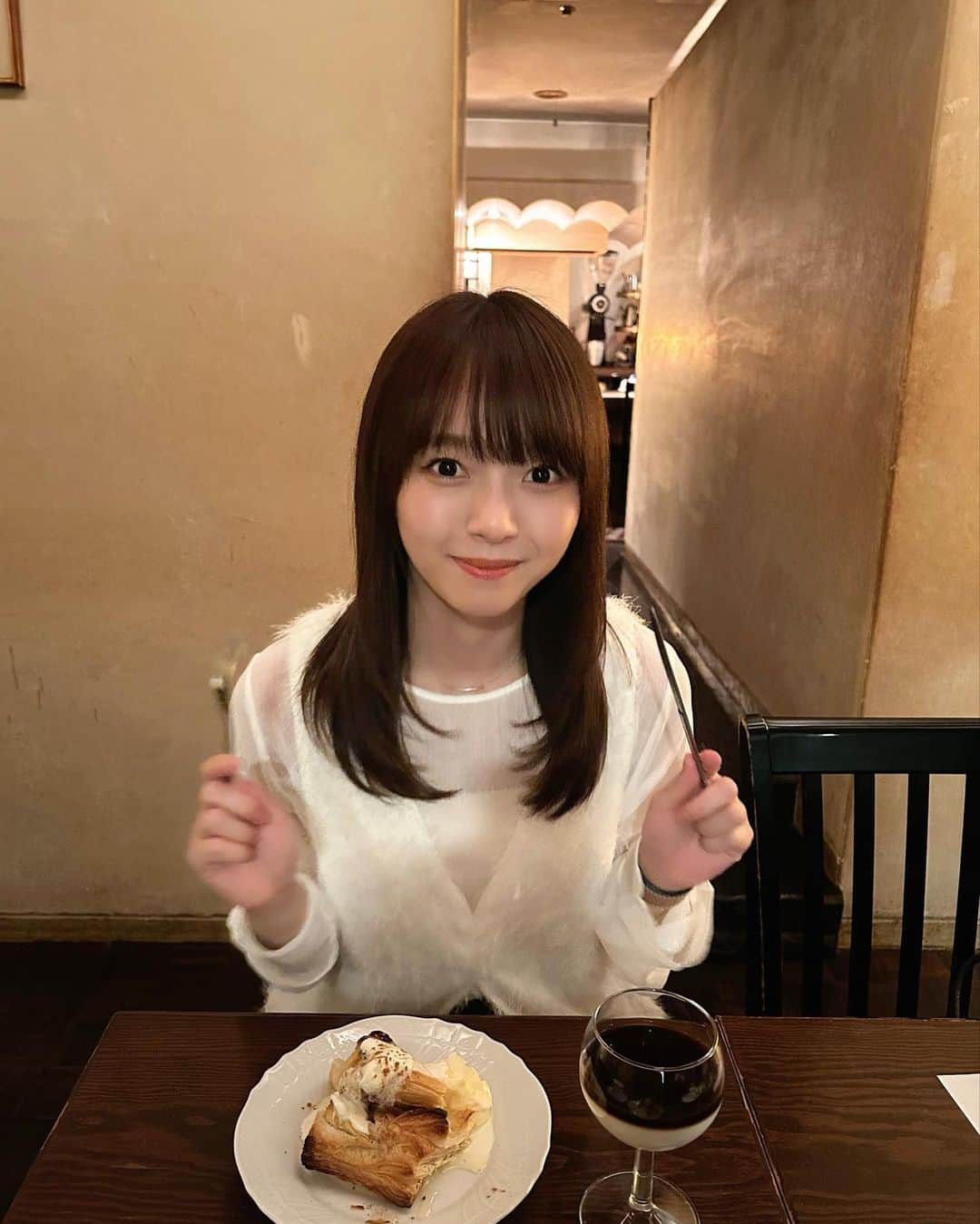 高畑結希のインスタグラム：「. 念願のアップルパイ🍎🥧 いっぱい並んだけど食べるの一瞬🥺 美味しかったー！！！  みんなはどんな休日を過ごした？ . #カフェ #アップルパイ #栄カフェ #秋 #cafe #coffee #coffeetime #applepie #autumn #ootd」