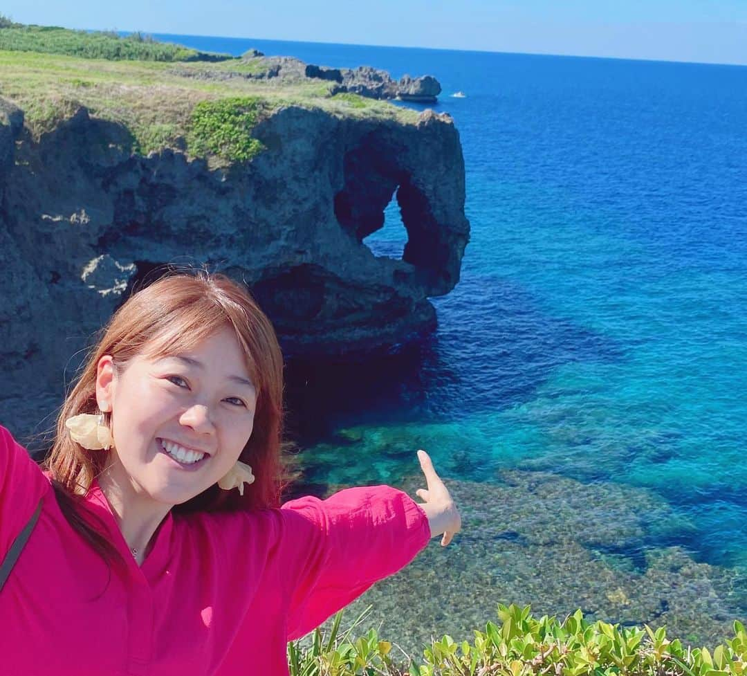 滝香織のインスタグラム：「. . 沖縄旅が楽しすぎました！！  海がきれい😆😆😆 ちょっと寒かったけど、10月末でも泳げました。 のんびりゆったりリフレッシュ☺️  #沖縄旅行 #沖縄観光 #万座毛 #恩納村 #ハレクラニ沖縄 #古宇利島 #ハートロック #フクギ並木」