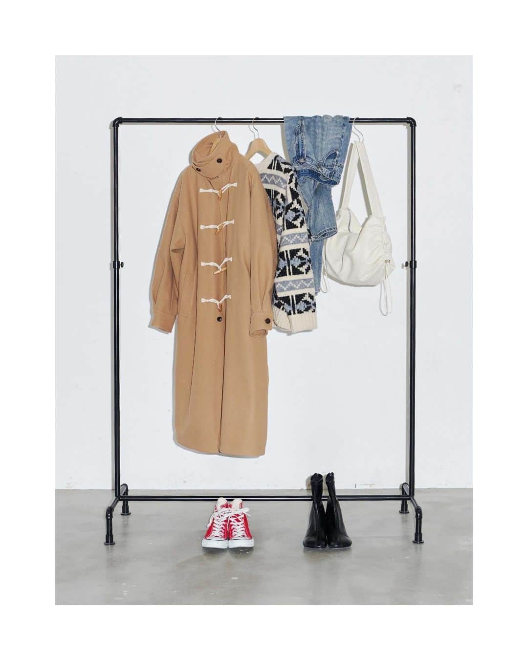 AR Holidayのインスタグラム：「✔︎WINTER STYLE 飽きのこない定番ダッフルコート。 ジャガードニットと合わせてトレンド感をプラス◎ ㅤㅤ ━━━━━━━━━━━━━━━ ㅤ #メルトンダッフルコート price/¥7,920(tax in) color/ivory.navy.camel size/FREE ㅤㅤ #ジャガードオーバーサイズニット price/¥6,600(tax in) color/ivory.purple size/FREE ㅤㅤ ━━━━━━━━━━━━━━━ ㅤㅤ ※撮影環境の加工感により、実物と色味が異なる場合がございます。 実物に近い色味はZOZOTOWNページ内画像をご参照ください。  #auntierosa#arholiday#holiday#auntierosaholiday#アンティローザホリデー#ホリデー#アンティローザ#2023AW#zozotown#zozotown購入品#ファッション #ワンマイルコーデ #イエベ #ブルベ #秋コーデ #冬コーデ#シンプルコーデ#モードカジュアル #リラックス #リラックカジュアル #大人カジュアル #大人ファッション」