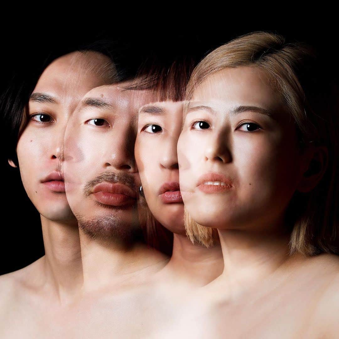 壺坂恵のインスタグラム：「ULTRA 1st album  【 #到底及ばない 】 CD全国発売、配信スタートされました。 CDが出来上がってきた時は久しぶりに感動したというか、物になる重みってやっぱり配信だけとは違う気持ちで、 胸熱です。 それぞれ忙しい中、時間をすり合わせてレコーディングしたり曲を作ってきました。 ライブも数は少ないですが、内容の濃いものばかり出来ていて、対バンにも、組んでくれた人達にも、録ってくれたオギーにも、アートワークしてくれてたシミにも、DAWA＝BIG BOSSにも感謝しっぱなしです。 愛情を凄く感じます。  CDができて、メンバーの気持ちも より団結してきた感があって、バンド筋（筋肉）着実に育ってきている気がします。笑  沢山聴いて、是非レコ発ライブへ 来てください！ 東京は12/12  @livehouse_fever アルカラと 大阪は12/20  @conpass_osaka ayutthayaと  連絡待ってます！  #ultra_band 🧬🫀🪐🌏☄️🦠  friendship.lnk.to/TouteiOyobanai」