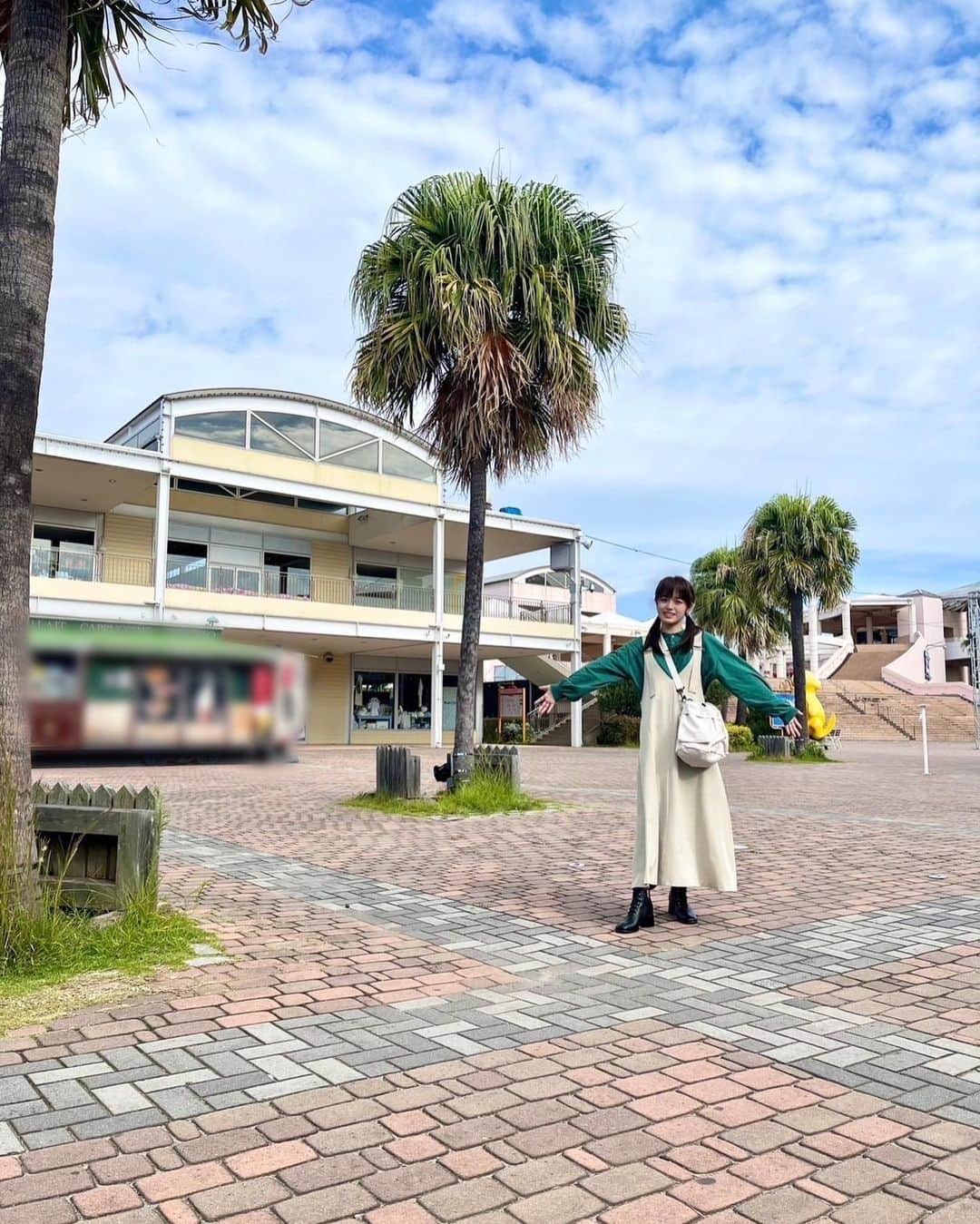豊嶋花さんのインスタグラム写真 - (豊嶋花Instagram)「「君が死ぬまであと100日」 明日夜25:04〜 第3話放送でーす！！🐬🩵 ‎ ‎ ꒰ 注意 ꒱  いつもより5分遅れての放送です❕ ・ 水族館デートは、、波乱の予感！？😱 たろーイルカではなくスタッフさんイルカとツーショットしてきました✌🏻‎ #君100 #シーパラ」11月5日 21時32分 - hanatoyoshima_official