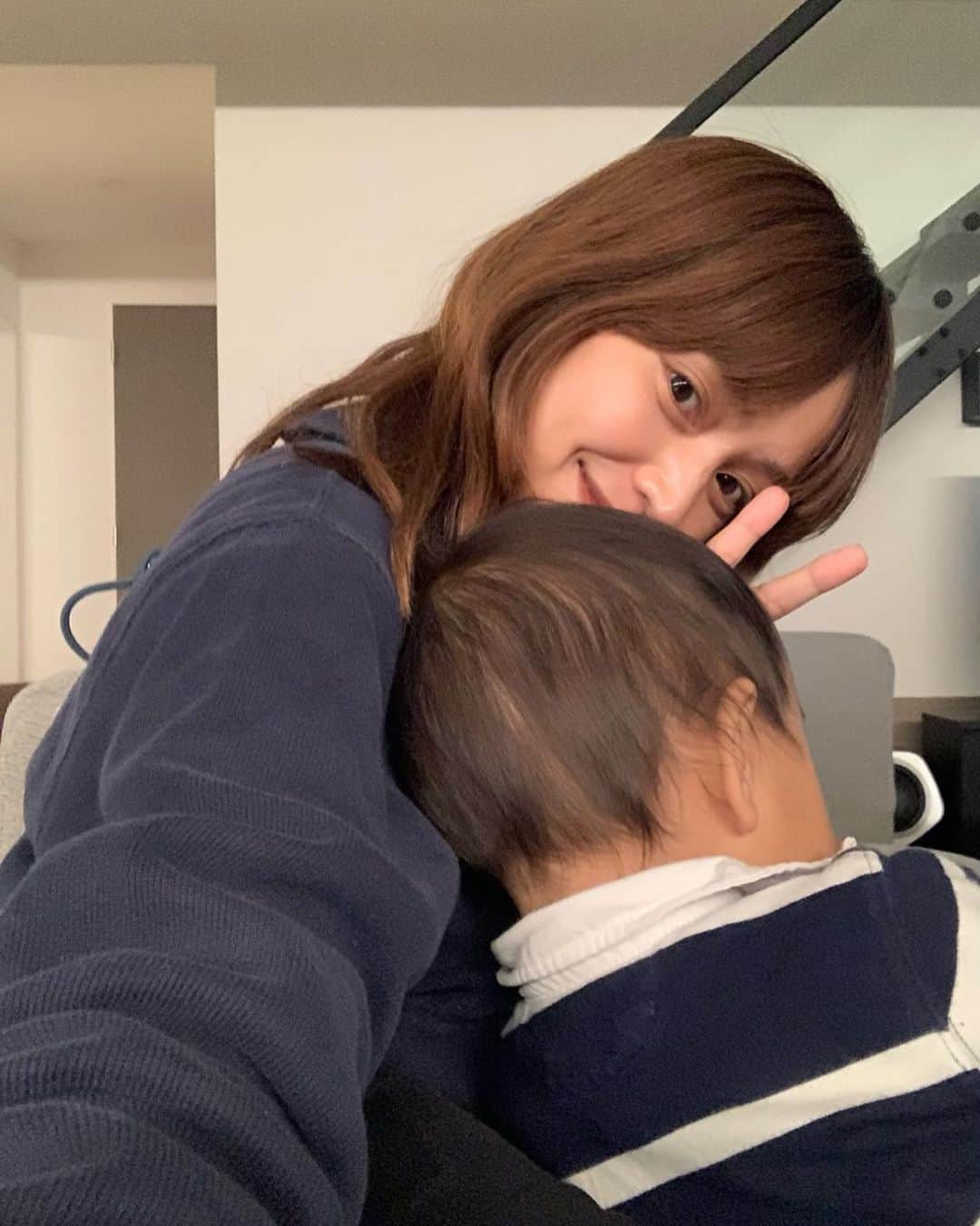 馬渕真由子のインスタグラム：「動き回る彼との2ショットは中々に難しい。✌️久しぶりの投稿。皆様お元気ですか。🤍」