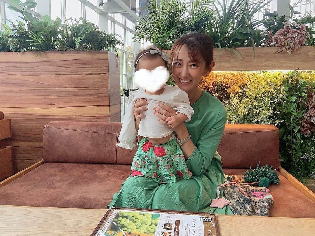 阿川麻美のインスタグラム：「テレビ朝日アトリウム内にある、 EX GARDEN CAFEで 「シャインマスカット&メロン食べ放題」が楽しめるフルーツコースを🍇💓  自然光が広がる気持ちのいいカフェで 最高に贅沢な時間でした❤️  ✔︎ウェルカムプレート ✔︎お食事 ✔︎スイーツプレート ✔︎旬のフルーツ「シャインマスカット・国産メロン」 ※スイーツプレート・旬のフルーツは食べ放題  こんなにシャインマスカットを食べたのは初めて‼︎ もう美味しすぎて… 子供達も大喜びでした🥺❤️  また絶対行きたい🥺❤️  @ex_garden_cafe #PR #六本木カフェ #女子会#EXGARDENCAFE #カフェ」