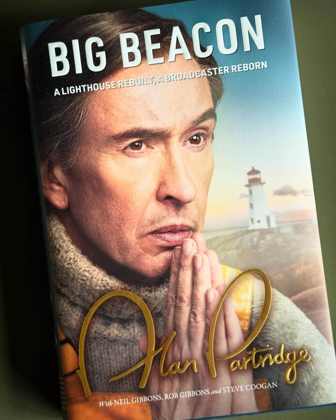 エドガー・ライトのインスタグラム：「Believe the hype, Alan Partridge’s searing memoir, ‘Big Beacon’, really is “One Of 2023’s Best Lighthouse Memoirs’.  Seriously, this is a fucking funny book. I have been guffawing at the audio book for many days now. Enjoy!  (NB: I wouldn’t just post this because Alan is a ‘mate’.)」