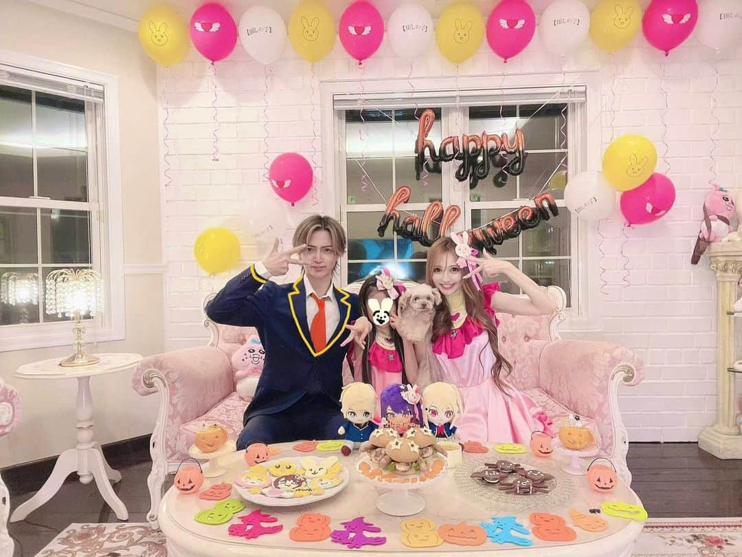 寿リリカのインスタグラム：「♡ 推しの子ファミリーで👪 Halloweenパーティー🎉💜🩷💜🩷🎃👻 ♡ はっぴぃはろうぃん😍💓💓💓 ♡ アイシングクッキーむずかしかったけどがんばった🥹💜🩷 ♡ 娘と私がアイちゃんで主人はアクアで、らぶちゃんはらぶちゃん🐶🤣💕💕 ♡ #ハロウィン #ハロウィンパーティー #推しの子 #推しの子コスプレ」