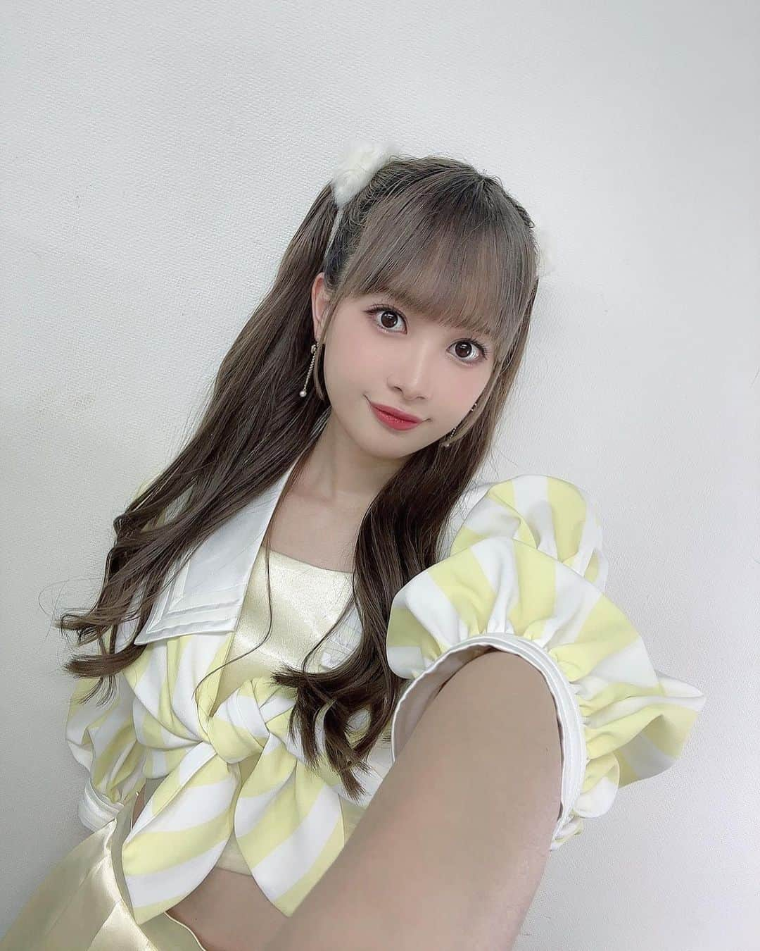 里吉うたののインスタグラム：「. ♥  『IDOL SQUARE 5』 ありがとうございました！！！  今日はコラボステージにて｢可愛くてごめん｣もパフォーマンスさせて頂きました🫶  今日の髪型は！お決まりのハーフツイン巻きました🍓  楽しかった〜🩶  #beyooooonds #ハロプロ  #里吉うたの #うーたん #うーすたぐらむ  #アイドル #衣装 #ゆはっぴーばーすでー  ♥」