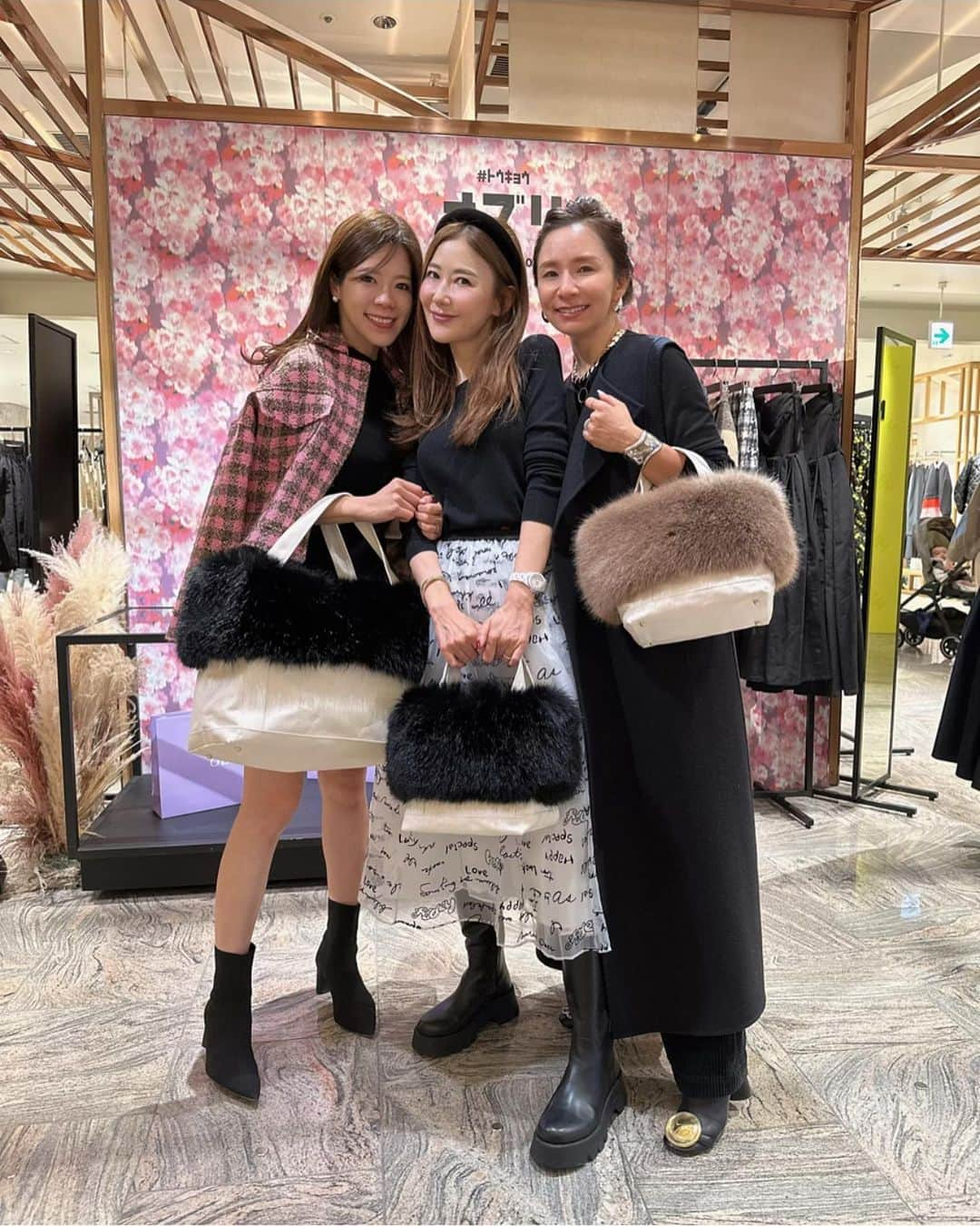 kiyomi medeirosさんのインスタグラム写真 - (kiyomi medeirosInstagram)「@obli_official 伊勢丹POP UP🩷🩷🩷  大好きなみんながPOP UPに来てくれました🥹🫶💜💜💜みんな本当に本当にありがとう🥹🙏✨みんなのコーデが可愛過ぎて本当に感動だったよぉ🥹😭🩷🩷🩷  @t.krme 💜 @canako__nishimura 💜 @mii__yu 💜 @y_u801 💜 @natsuko_hirata 💜 @noriko_style 💜  #OBLI#2023AW#fashion#coordinate#ootd#POPUP#limitedshop#ISETAN#ISETANSHINJYUKU#オブリ#ファッション#コーディネート#ママコーデ#今日のコーデ#ポップアップ#リミテッドショップ#伊勢丹#伊勢丹新宿店#秋冬コーデ#コーデ」11月5日 21時47分 - kiyomimedeiros