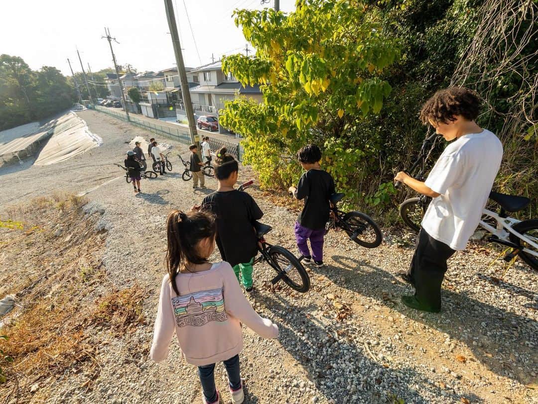 宇野陽介さんのインスタグラム写真 - (宇野陽介Instagram)「C3 JAM  KATO WEEKが、遂に開幕致しました。 先ず11/3〜11/4 C3 JAM CAMP 無事終了しました。 全国各地から、集まったライダーズファミリーと1泊2日の濃い 合宿でした。　  みんな、超！楽しかった！ と、言ってたので、来年の次回開催もあるかも！？？  遂に、来週11/11〜12は　#c3jamkato  です⭐️  ばっちり会場下見も、皆んなで✌️  合宿は @harimabase   主催 @katokanko   #aresbikes #bmx #flatland #加東市　 #播磨中央公園  #自転車」11月5日 21時39分 - yorkuno