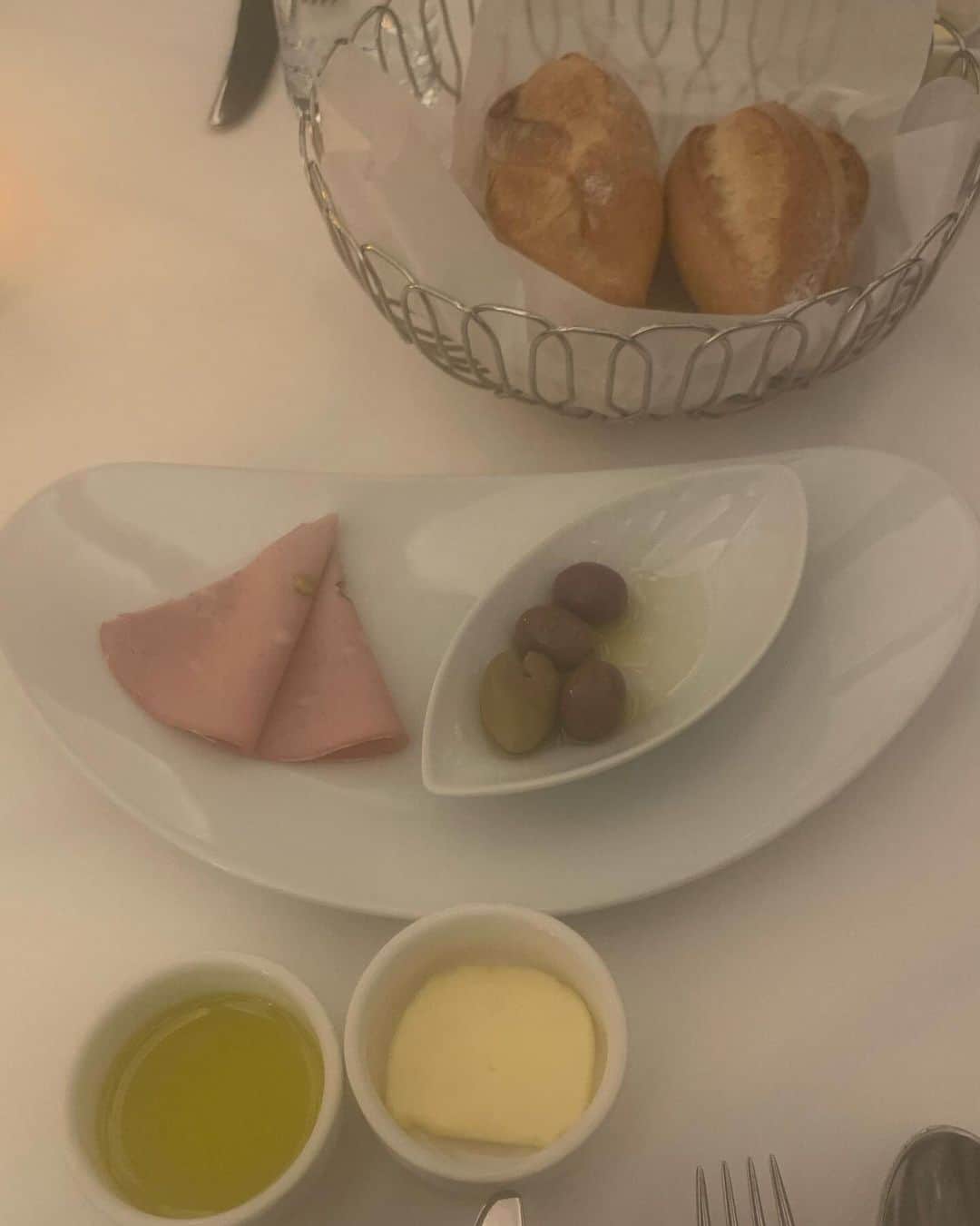 チャ・ジョンウォンのインスタグラム：「나………….렌즈 사고 싶은데 직경작고, 브라운컬러 추천해줄거 있어!? ♡」