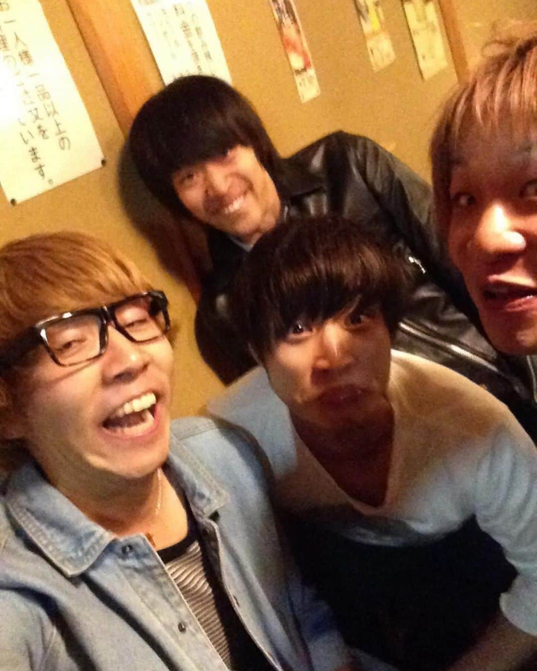 牧達弥のインスタグラム：「メジャーに来て9年が経った今日。 今の4人が始まった当時どんな感じやったろとフォルダを見返したらしんたろうがすっごい塩梅の変顔かましてた。新宿の居酒屋だったな。写真を見返してたら全部思い出せる。ずっとコツコツ。そして波瀾万丈。でもずっと楽しかった。 さぁ10年目、これまでよりももっと楽しく笑っていられますように。早くライブしたい！」