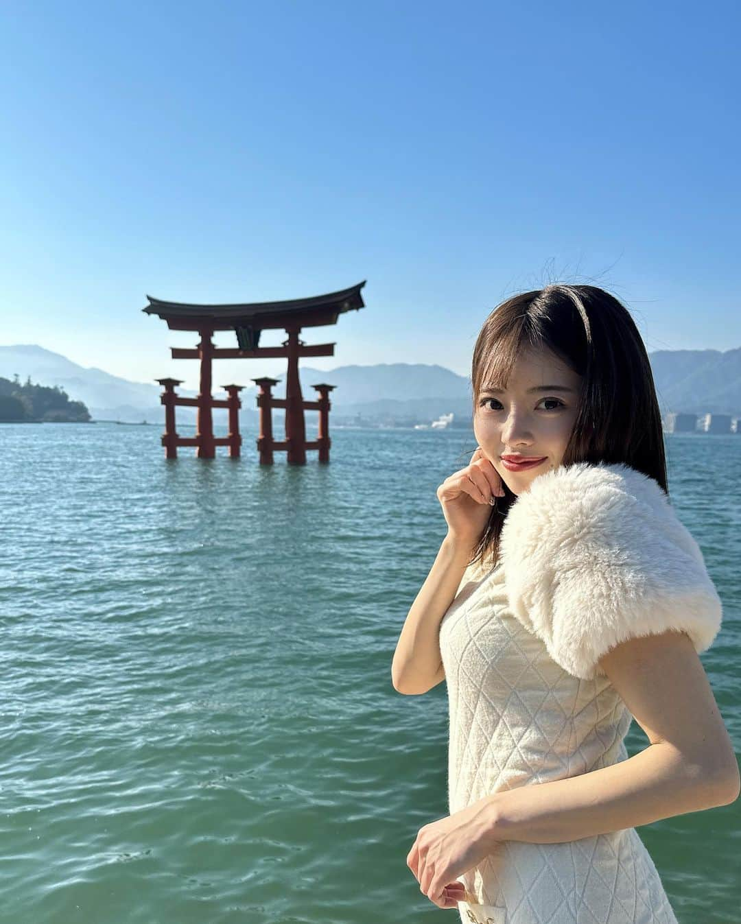 森香穂さんのインスタグラム写真 - (森香穂Instagram)「♡  宮島に行ってきた⛩💕🦌  3年ぶりの宮島！ 鳥居が完成されてて感動〜✨ ずっと工事してたもんね🥺❣️  たくさん美味しいもの食べれて大満足でした！   #宮島  #広島」11月5日 21時42分 - kaho_mori0601