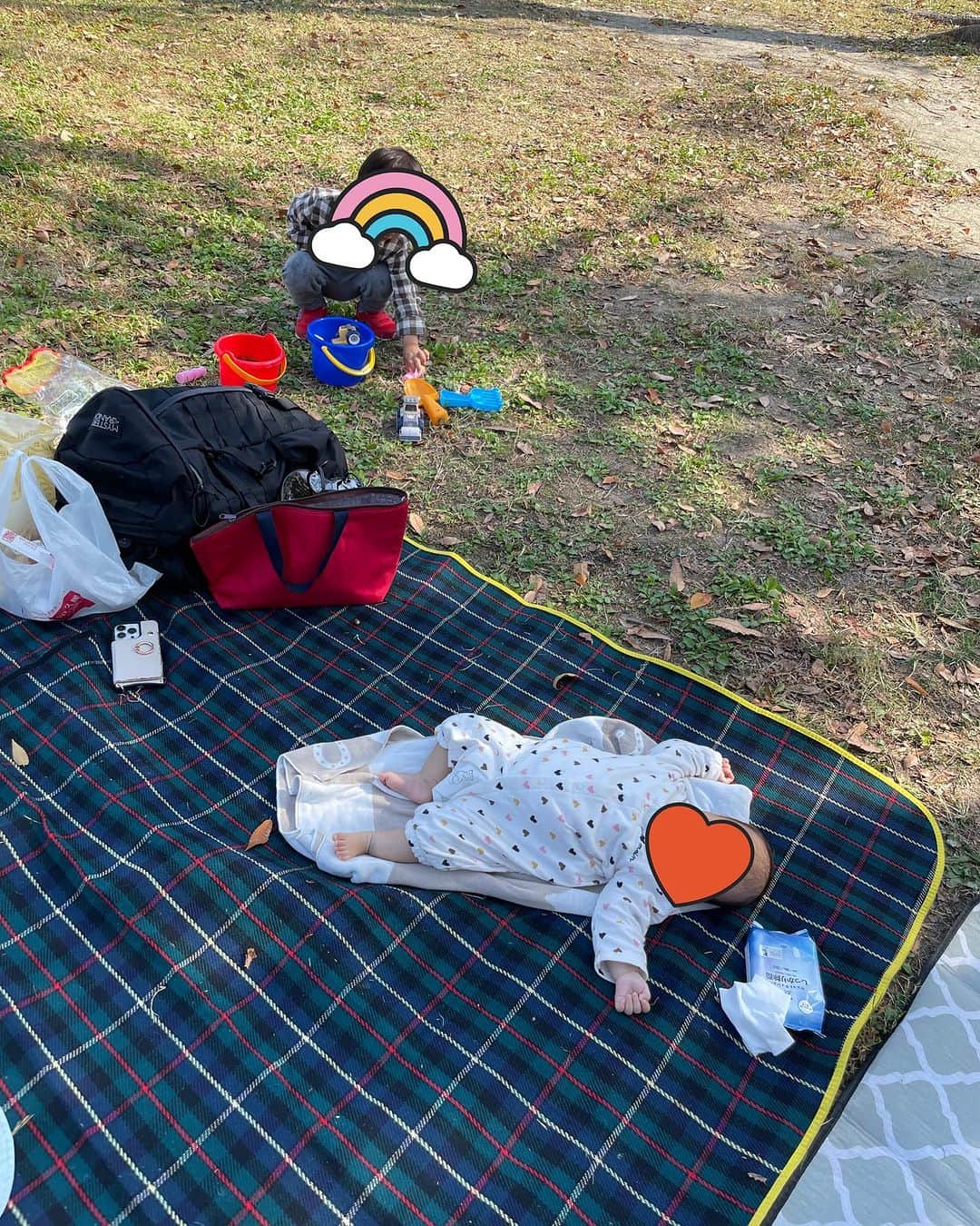 竹内由恵さんのインスタグラム写真 - (竹内由恵Instagram)「今日は家族でピクニック、 昨日も友人親子たちとピクニック😍（久冨ちゃんが撮ってくれています　@keiko0hisatomi ） この三連休はフクロウにも会いに行きました！  来週は私の仕事で会えない時間が長くなりそうなので、週末たっぷり遊べてよかったね❤️」11月5日 21時42分 - yoshie0takeuchi