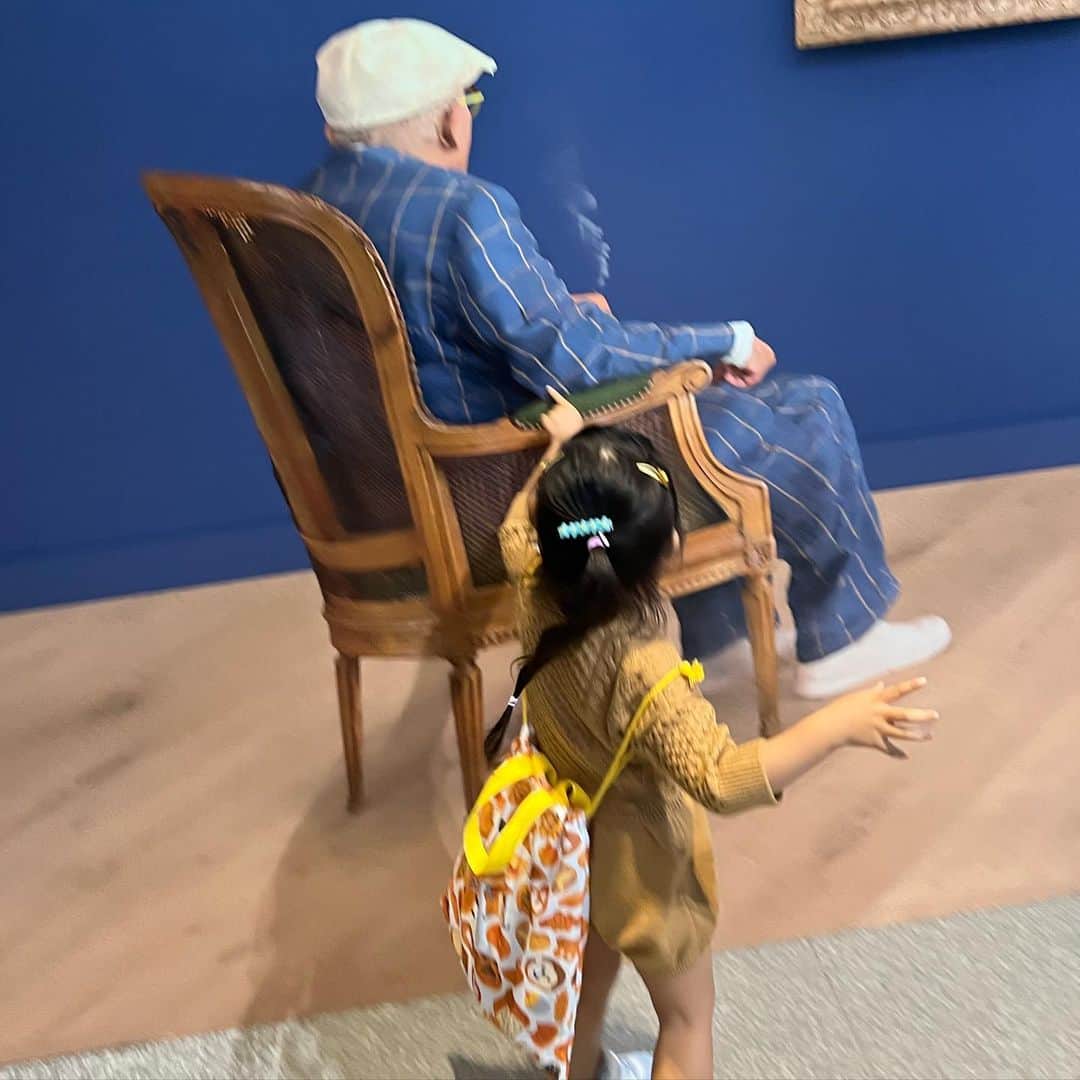 ラブリさんのインスタグラム写真 - (ラブリInstagram)「本日デイヴィッドホックニー展最終日、 娘と2人でお久しぶりの現代美術館へ。  そもそもの話、子どもと一緒に美術館というのはハードルという山の連続でこれまでも幾度となく断念してしまう選択の一つなのですが今回ホックニーの作品から表れる彩りや空気感、観る人への遊び心がにっこりと笑顔で受け入れてくれているような気がしてホックニーの見る景色を散歩しているような感覚で、色んな話をした。もしかすると今日が初めて二人で鑑賞という形ができたかもしれないなぁ。  『ジージがこの絵を描いてるんだって！』と教えるとホックニーを見つけては『ジージ！ジージ！』と発言している娘で した。このあとは現美の隣にある公園で娘時間を。  お互いの行きたいところを、 共有できるようになってきたのだから嬉しいよね🧏‍♀️」11月5日 21時42分 - loveli_official