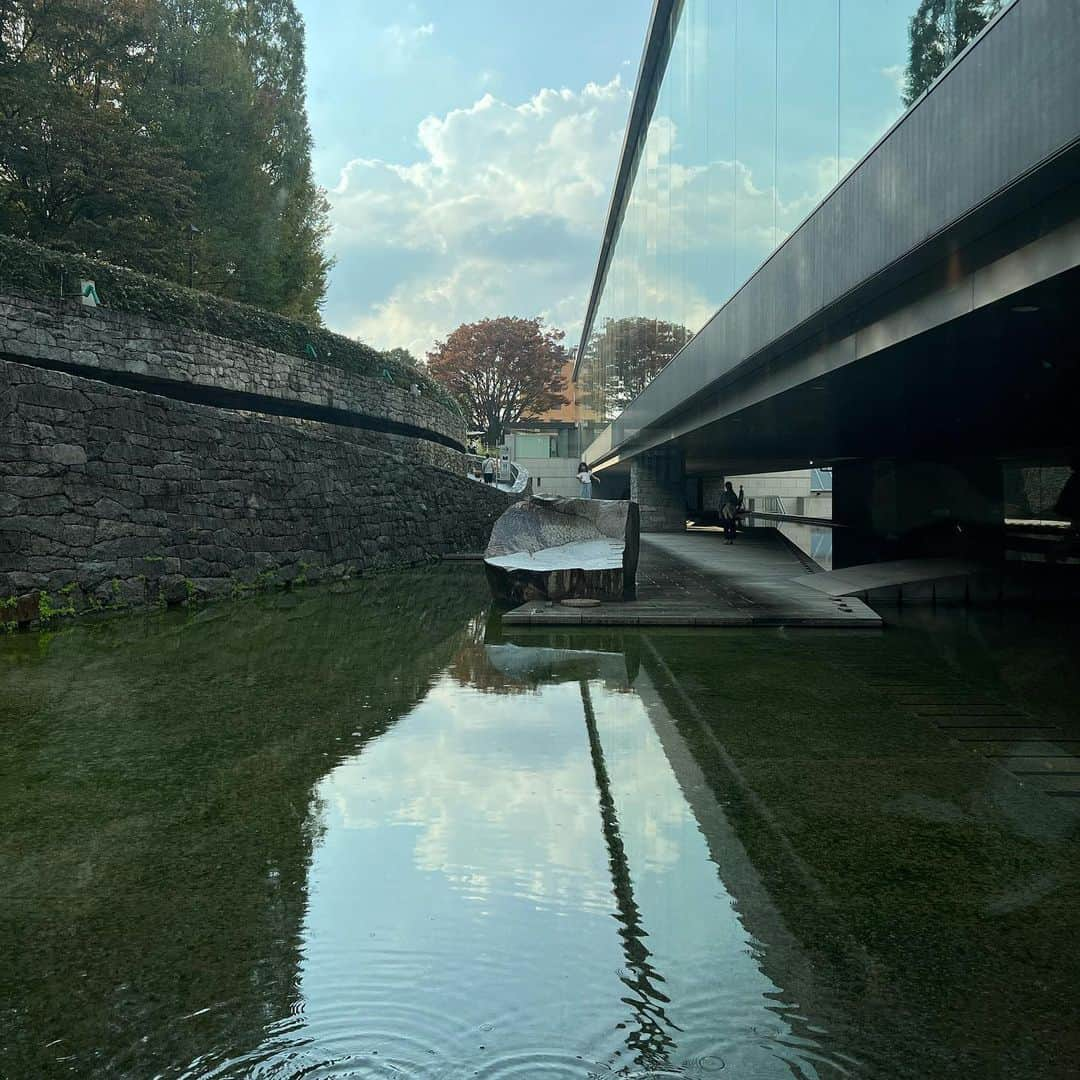 ラブリさんのインスタグラム写真 - (ラブリInstagram)「本日デイヴィッドホックニー展最終日、 娘と2人でお久しぶりの現代美術館へ。  そもそもの話、子どもと一緒に美術館というのはハードルという山の連続でこれまでも幾度となく断念してしまう選択の一つなのですが今回ホックニーの作品から表れる彩りや空気感、観る人への遊び心がにっこりと笑顔で受け入れてくれているような気がしてホックニーの見る景色を散歩しているような感覚で、色んな話をした。もしかすると今日が初めて二人で鑑賞という形ができたかもしれないなぁ。  『ジージがこの絵を描いてるんだって！』と教えるとホックニーを見つけては『ジージ！ジージ！』と発言している娘で した。このあとは現美の隣にある公園で娘時間を。  お互いの行きたいところを、 共有できるようになってきたのだから嬉しいよね🧏‍♀️」11月5日 21時42分 - loveli_official