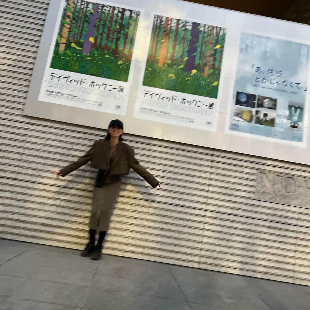 ラブリのインスタグラム：「本日デイヴィッドホックニー展最終日、 娘と2人でお久しぶりの現代美術館へ。  そもそもの話、子どもと一緒に美術館というのはハードルという山の連続でこれまでも幾度となく断念してしまう選択の一つなのですが今回ホックニーの作品から表れる彩りや空気感、観る人への遊び心がにっこりと笑顔で受け入れてくれているような気がしてホックニーの見る景色を散歩しているような感覚で、色んな話をした。もしかすると今日が初めて二人で鑑賞という形ができたかもしれないなぁ。  『ジージがこの絵を描いてるんだって！』と教えるとホックニーを見つけては『ジージ！ジージ！』と発言している娘で した。このあとは現美の隣にある公園で娘時間を。  お互いの行きたいところを、 共有できるようになってきたのだから嬉しいよね🧏‍♀️」