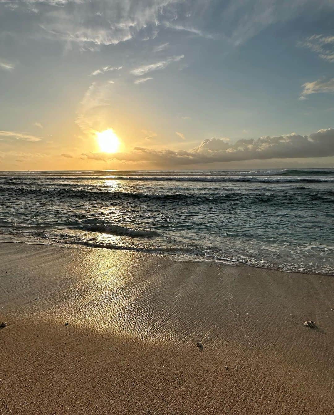 ポーリーヌ・オアロのインスタグラム：「Beach photo dump 🫶🏼  #monticaz #home #holidays」