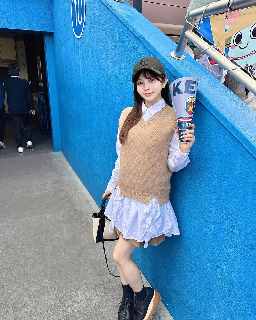 茄子はるさんのインスタグラム写真 - (茄子はるInstagram)「・  ⚾️🤍  妹がはるより野球詳しいから今度一緒に見に行こーって話してたの！！  この前久々に行った野球観戦があまりにも楽しかった、、、  私も体動かしたいー🥺  スポーツ見るのもやるのもどっちも大好きわんぱく姉妹👩🏻‍❤️‍👩🏻❤️‍🔥  姉妹揃ってテニス部でした🎾🤍👍🏻  ・ #スポーツ観戦  #野球  #秋服コーデ  #ニットベスト  #baseball  #japanfashion  #ootd」11月5日 21時44分 - nasuchan__0412