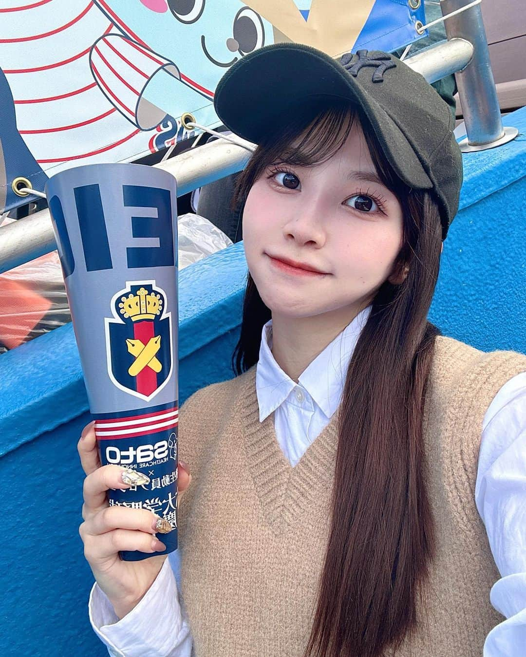 茄子はるさんのインスタグラム写真 - (茄子はるInstagram)「・  ⚾️🤍  妹がはるより野球詳しいから今度一緒に見に行こーって話してたの！！  この前久々に行った野球観戦があまりにも楽しかった、、、  私も体動かしたいー🥺  スポーツ見るのもやるのもどっちも大好きわんぱく姉妹👩🏻‍❤️‍👩🏻❤️‍🔥  姉妹揃ってテニス部でした🎾🤍👍🏻  ・ #スポーツ観戦  #野球  #秋服コーデ  #ニットベスト  #baseball  #japanfashion  #ootd」11月5日 21時44分 - nasuchan__0412