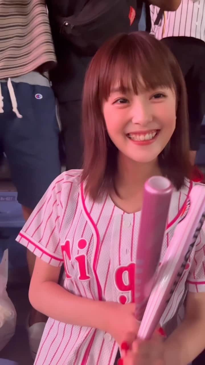 古川杏のインスタグラム：「阪神優勝おめでとうございます🥳㊗️🎉 38年ぶりのこの瞬間を見れて本当に本当に嬉しい！ アレのアレ🥇野球って最高だね！ #阪神#阪神タイガース#アレのアレ#優勝#虎子#torako#阪神優勝#日本シリーズ#トラホー#バモス#野球女子」