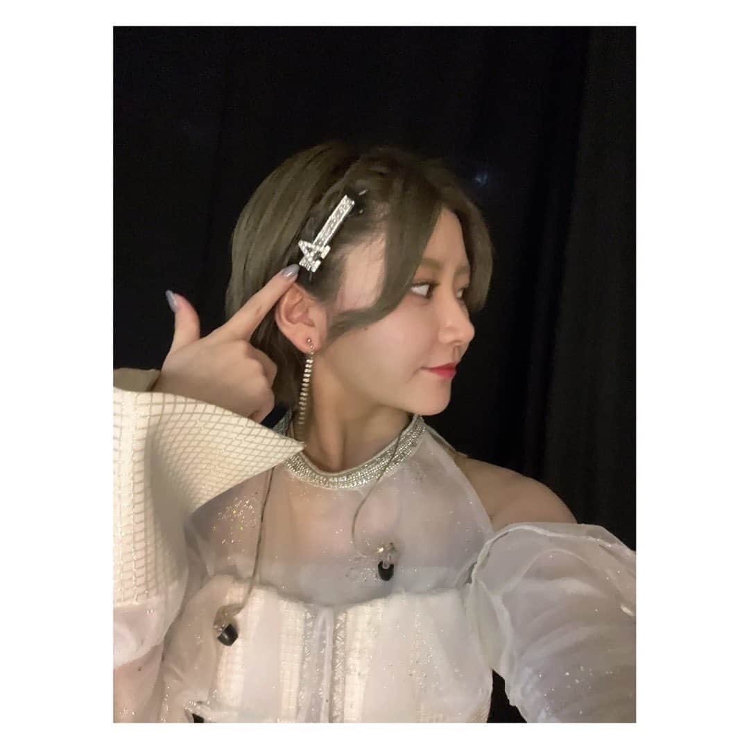 のインスタグラム：「🤍🤍🤍 . .  長めのイヤリングと Aがついてるヘアアクセがお気に入り.  細めのシルバーピンを沢山付けてる日もあったなぁ 懐かしい💭  . . .  #akb48  #日本武道館  #コンサート  #アイドル衣装  #オフショット」