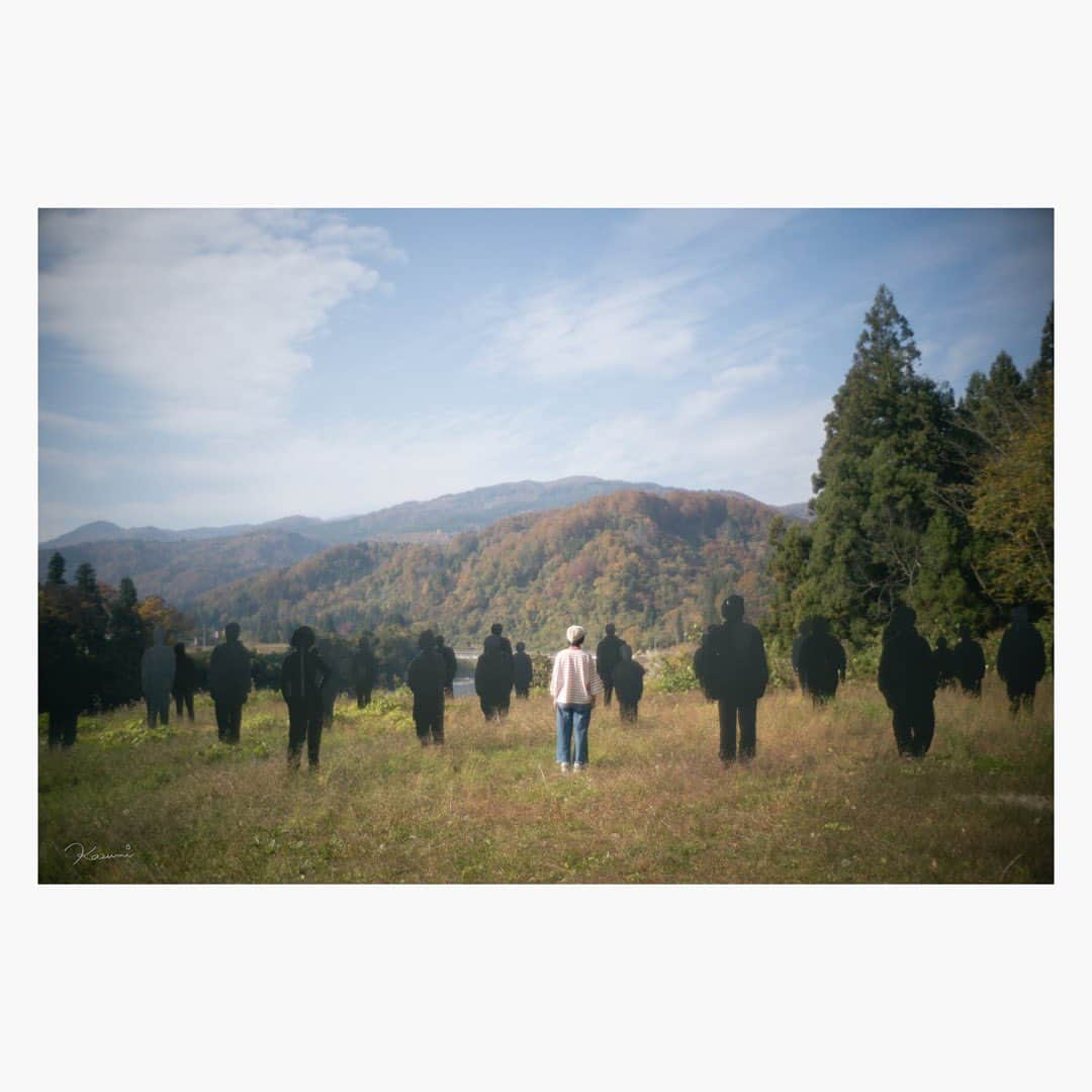 花澄さんのインスタグラム写真 - (花澄Instagram)「「記憶ー記録」足滝の人々 霜鳥健二  集落の人たちの等身大シルエットを 大地に立たせた作品。 本人たちには誰だかわかるらしい。 人に対する愛着を感じた。 ＋カアチャン。  Leica M10-P summilux 35mm f1.4 2nd  #leica#leicam10p#summilux#summilux35#summilux35mm2nd#oldlens#オールドレンズ#tokyo#japan#oldlens_tokyo#花澄#kazumiphotography#越後妻有大地の芸術祭」11月5日 21時48分 - textisan