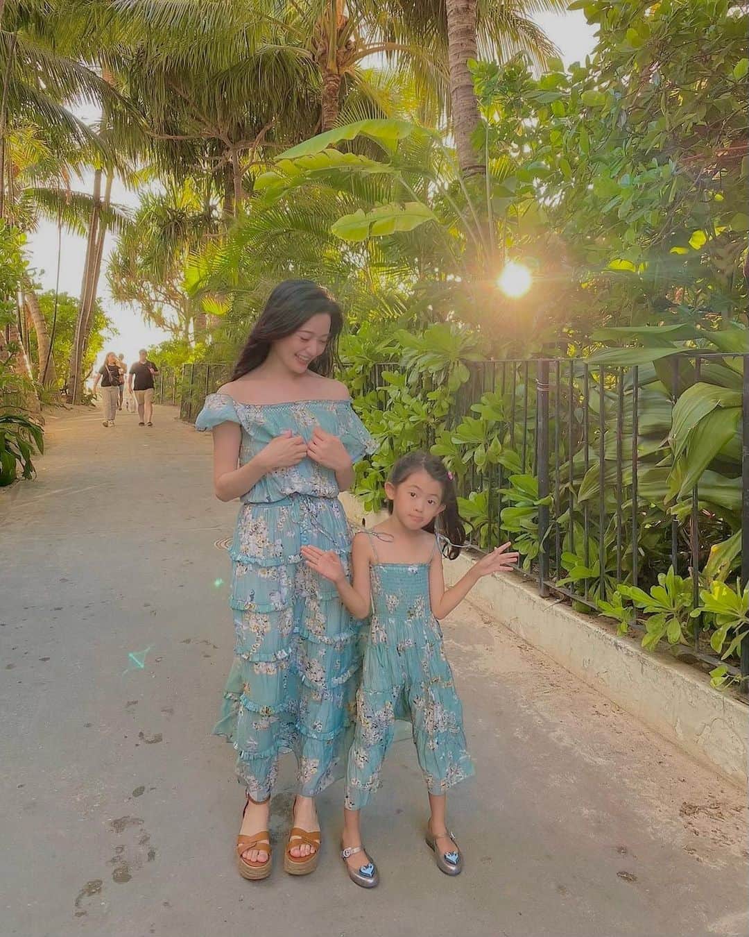 山口愛実のインスタグラム：「hawaiisunset   いつかハワイで着たいなと思っていた @muse_by_rimo さんの親子コーデで🌅  #kidsfashion #kidsdress #親子コーデ」