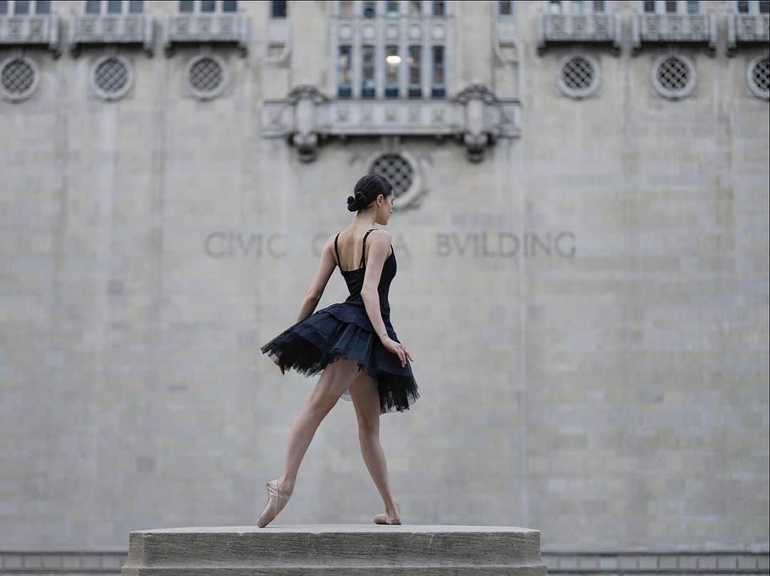 ballerina projectのインスタグラム：「𝐁𝐚𝐬𝐢𝐚 𝐑𝐡𝐨𝐝𝐞𝐧 in Chicago.   @basia.rhoden #basiarhoden #ballerinaproject #chicago #civicoperahouse #ballerina #ballet #dance #tutu  Ballerina Project 𝗹𝗮𝗿𝗴𝗲 𝗳𝗼𝗿𝗺𝗮𝘁 𝗹𝗶𝗺𝗶𝘁𝗲𝗱 𝗲𝗱𝘁𝗶𝗼𝗻 𝗽𝗿𝗶𝗻𝘁𝘀 and 𝗜𝗻𝘀𝘁𝗮𝘅 𝗰𝗼𝗹𝗹𝗲𝗰𝘁𝗶𝗼𝗻𝘀 on sale in our Etsy store. Link is located in our bio.  𝙎𝙪𝙗𝙨𝙘𝙧𝙞𝙗𝙚 to the 𝐁𝐚𝐥𝐥𝐞𝐫𝐢𝐧𝐚 𝐏𝐫𝐨𝐣𝐞𝐜𝐭 on Instagram to have access to exclusive and never seen before content. 🩰」