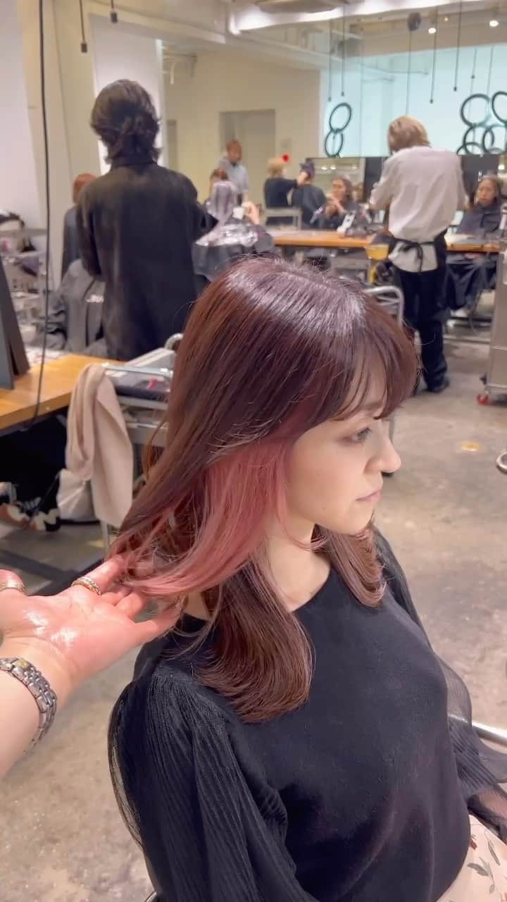 北川 貴憲のインスタグラム：「必ず可愛くできます✨ 顔まわりカット✂︎✂︎✂︎ パールラベンダー^ ^  襟足すっきり。女性らしい丸み、ピタッと収まるシャープな アウトラインがより後頭部の丸さを ひきたたす。 もみれ毛が可愛い^ ^ レザー、スライドカットで作る✂︎ 削りショート✂︎  小顔ショート✨ ミニショート✨ 羽バング^ ^ ショートカットは似合せカットが とても大切✨^ ^  必ずあなたに似合うショート 作ります^ ^ コントラストをつけるための骨格に合わせた質感調整が大切^ ^  北川　貴憲　TAKAに お任せ下さい👍 10gp 10ぴんく　6/4  2  1  1ぐらむ　　3ぱー　2ばい  ショートヘア、ボブは似合う長さと バランス柔らかい質感が大事✨ あなたにあった独自のプロセスで かならずなりたいにかえます😊  🌟小顔になれる前髪、顔まわりのカット 🌟収まりの良い綺麗な丸みのあるシルエット 🌟コントラストができるカット 🌟首が綺麗に見える襟足 ご予約は、お早めに😉✨  @takanori.kitagawa  8/1  6/68  7さんど 1  25ぱー　　10ぱー #hair#大人ショート#新宿美容師#ハンサムショート#オレンジメイク#ショートスタイル#ミニーショート＃ボブ#mie#tokyo#新宿#美容室#ALBUM#ショートヘアアレンジ#北川スタイル#ショート#丸みショート#丸みショートボブ#耳かけショート #ベージュ#ショートボブ#似合わせショート#ショートヘア  #ミルクティーカラー#マッシュショート#もみれ毛#くびれショート #くびれショートヘア#くびれショートボブ」