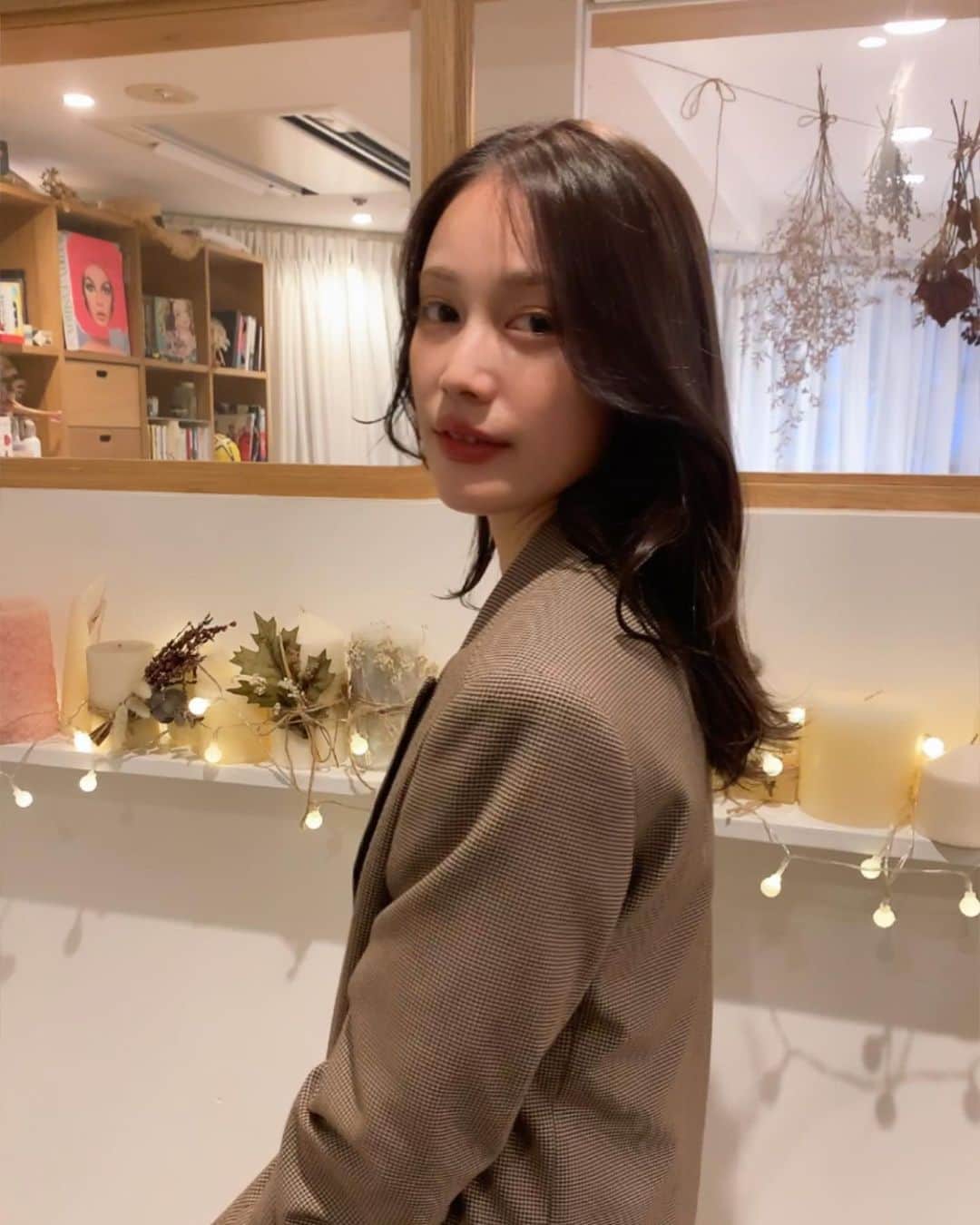 中村ゆりかのインスタグラム：「週末はみなさんは何したかな？ この間ね髪を暗くしました！ 次の作品に入れる事とても嬉しいです💭 またお知らせさせて下さいね🌙  もう長い期間経つけど、、 ゆきちゃんがゆずくん授かる前から知り合ってて、いつも変わらない暖かい愛で迎えてくれた方👼 大好きな美容師さんはもうすっかりお母さんで、私はすぐ泣いてしまうから辛い事とか何かがあると一緒になって泣いちゃうんだ、、  いつも沢山寄り添ってくれてありがと〜 この間沢山撮ってくれたから載せるね🤳 またゆっくりご飯行こうね🌼 最後の1枚ツーショット素敵でしょ？👩👶」
