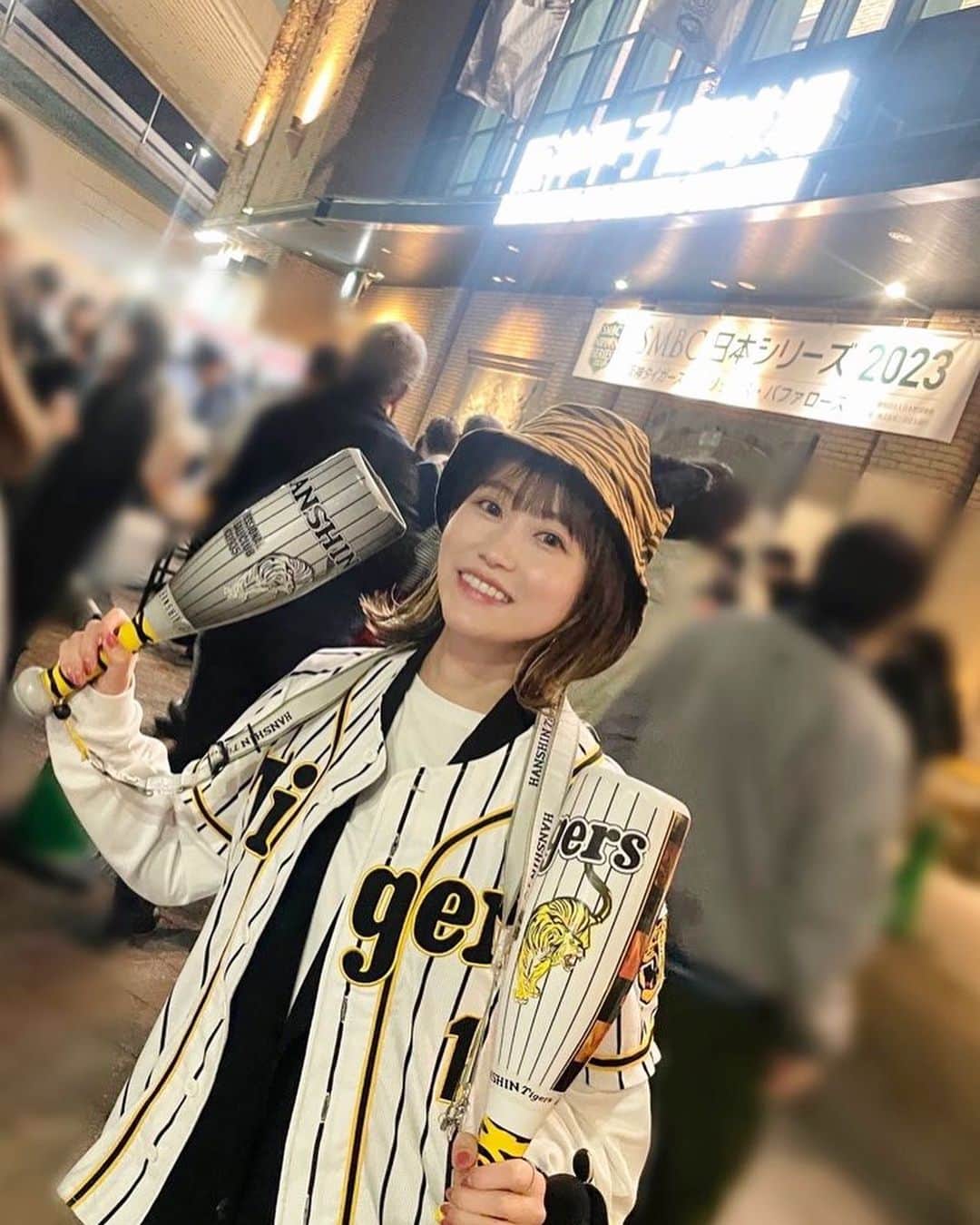 のインスタグラム：「日本一とらほー！！！！！🐯🎈  おめでとう😭 そしてありがとう😭 ずっとこの日を夢見てきました 人生で一番うれしい夜です  日本一強い阪神タイガースを応援できて幸せです！！！！  写真は今週甲子園にて。 最高の日本シリーズを2戦も生観戦できたことに 心から感謝しております。  #阪神タイガース #日本シリーズ #SMBC日本シリーズ  #アレのアレ　 #まりなる #津田麻莉奈」
