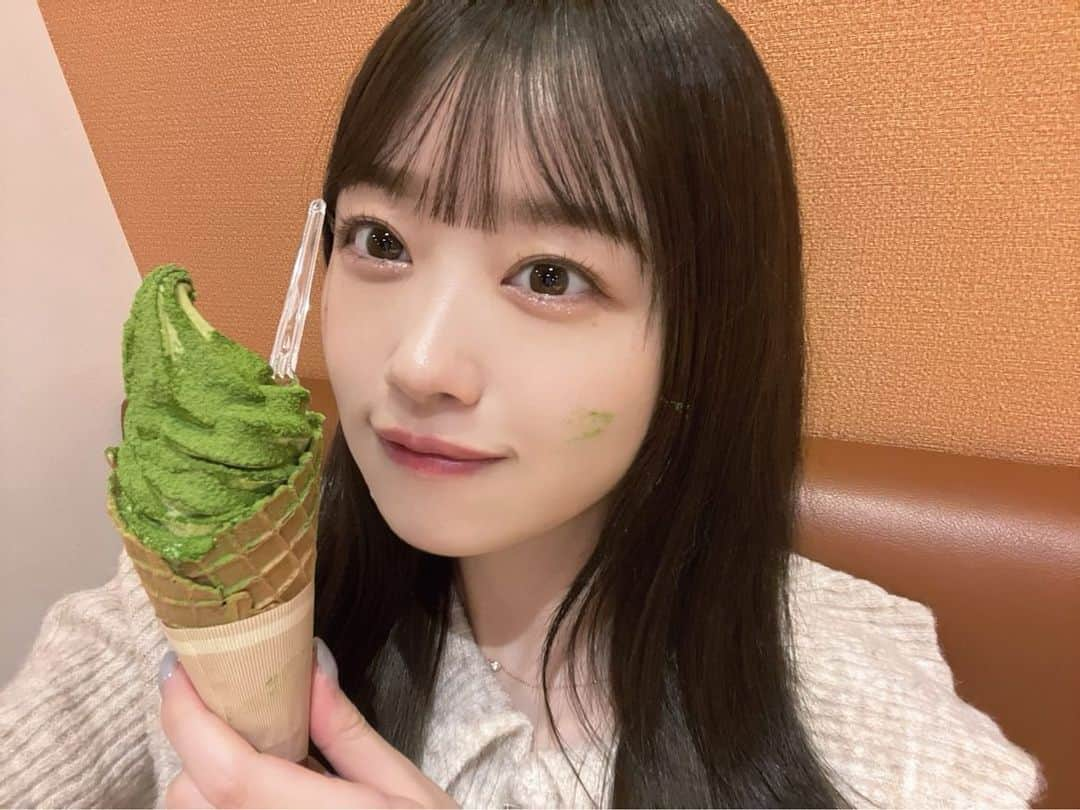 松村美月さんのインスタグラム写真 - (松村美月Instagram)「抹茶パウダーがいっぱいかかったソフトクリーム🍦  写真撮ってて気づいたらほっぺ緑になってた＾＾🍵」11月5日 21時52分 - mizuki_matsumura