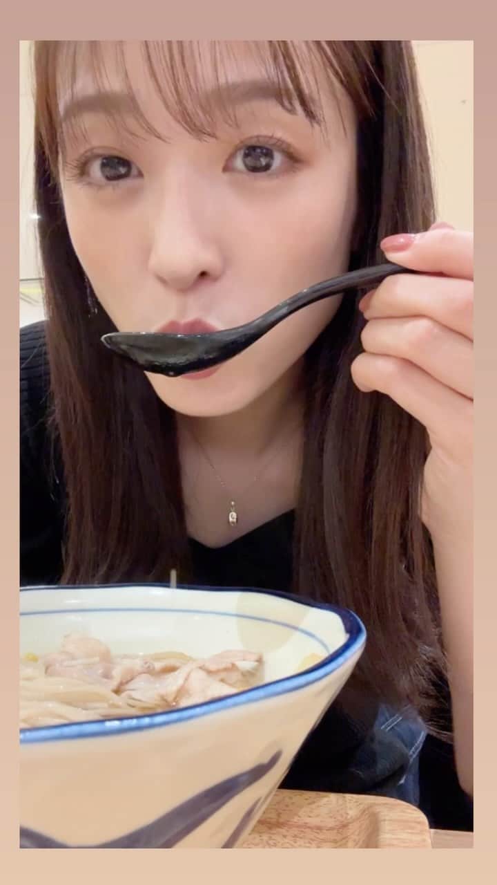 長谷川愛のインスタグラム：「アリオ橋本の大戸屋でお蕎麦と小さい丼のセットを食べてる私です😆笑  のんびり見てください🍚  #もぐもぐ愛ちゃん #食べる #食べるの大好き #食べることは生きること」