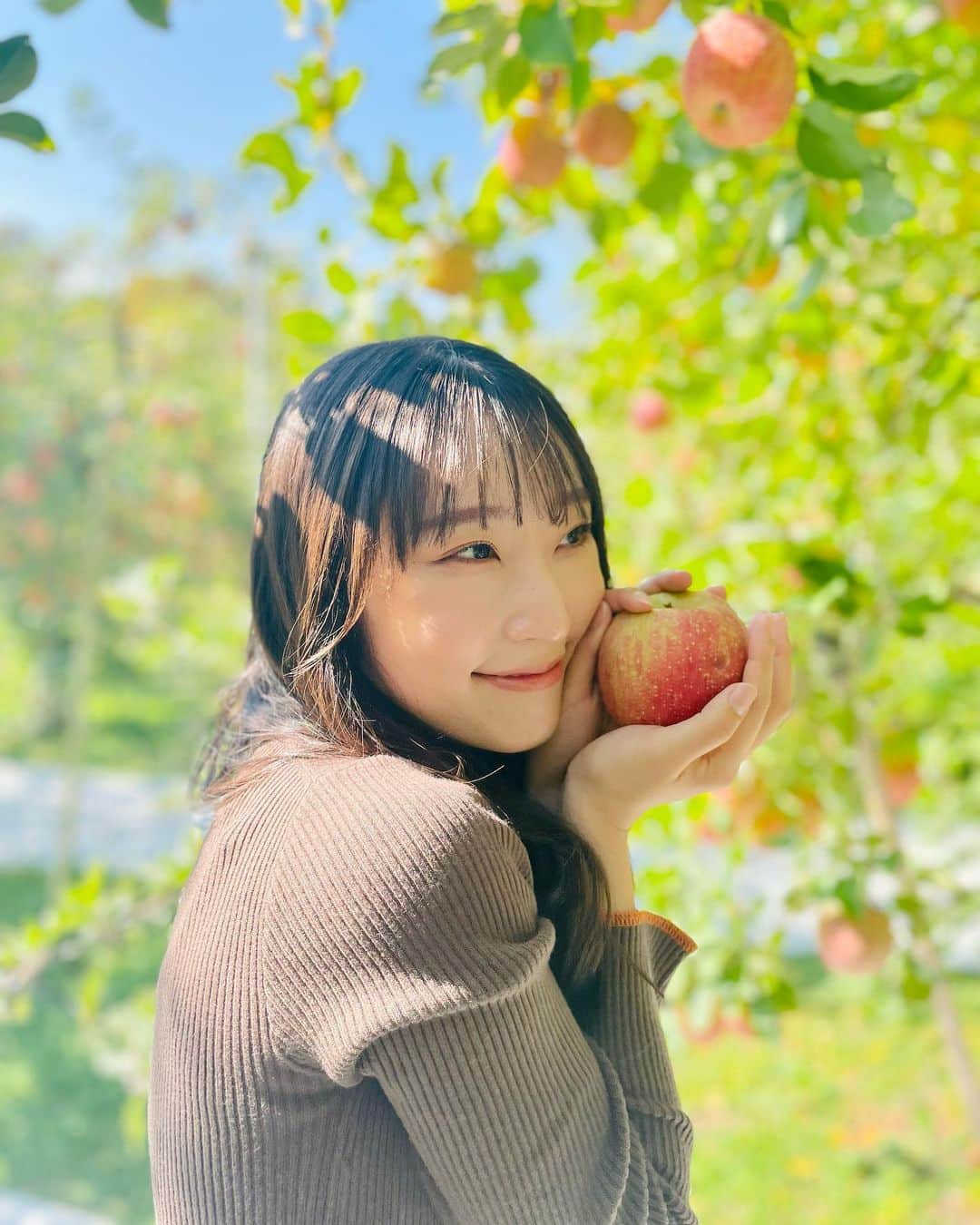 段原瑠々のインスタグラム：「🍎  りんご狩り行ってきた☺️  いっぱい食べたよ〜🍎    #juicejuice #段原瑠々 #りんご狩り」