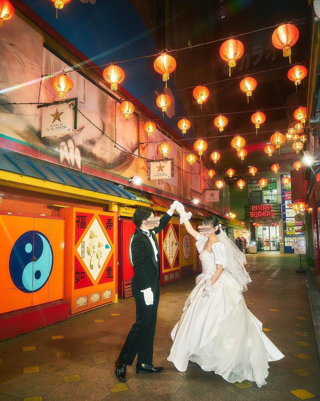 山科ティナさんのインスタグラム写真 - (山科ティナInstagram)「【私信】10月に結婚しました👰‍♀️  @tama_4th さんが撮ってくれた寫眞が素敵すぎるので見てください…♥️  指輪はマイバイブルの「NANA」ハチとナナとお揃いに😭💍  #ウェディングフォト #前撮り #中華街 #山手西洋館 #外交官の家 #ベーリックホール #横浜中華街 #フィルム寫眞 #结婚照 #weddingphotography #Cartier #ソリテール1895 #ラストバージン #radwimps」11月5日 12時56分 - tina_yamashina