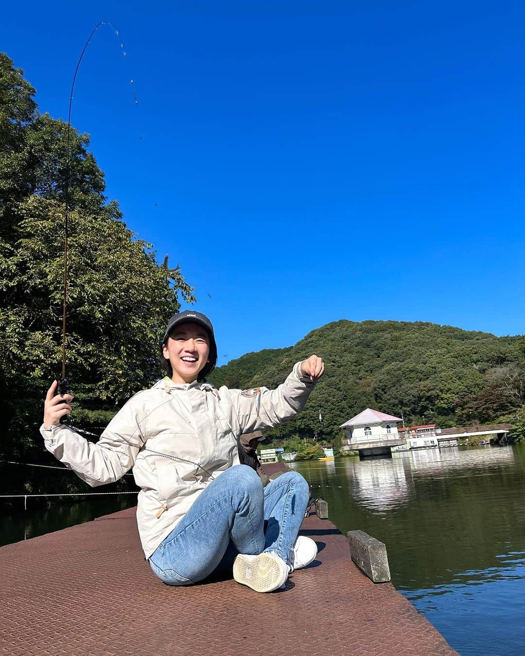 太田唯さんのインスタグラム写真 - (太田唯Instagram)「今年も行ってきました、ワカサギ釣り🎣  昨年 はじめてやってみて、どハマりしたワカサギ。 今年は円良田湖で先生に教えて頂き 夢の100匹超えできましたーーーー！！！ しかも竿頭(その日一番釣った人) でした 🥹🔥 奇跡  . 小さいからこその繊細さと、多点掛けの面白さに またハマってしまった...  本日発売の日刊スポーツに掲載頂いてるので ぜひご覧頂けると嬉しいです🎣  近くにキャンプ場もあるので、次は釣りキャンがてら行きたい！！  . #釣り #釣りガール #ワカサギ釣り #円良田湖 #アウトドア  #outdoor #fishing #魚釣り #foxfire」11月5日 13時00分 - yuiohta.official