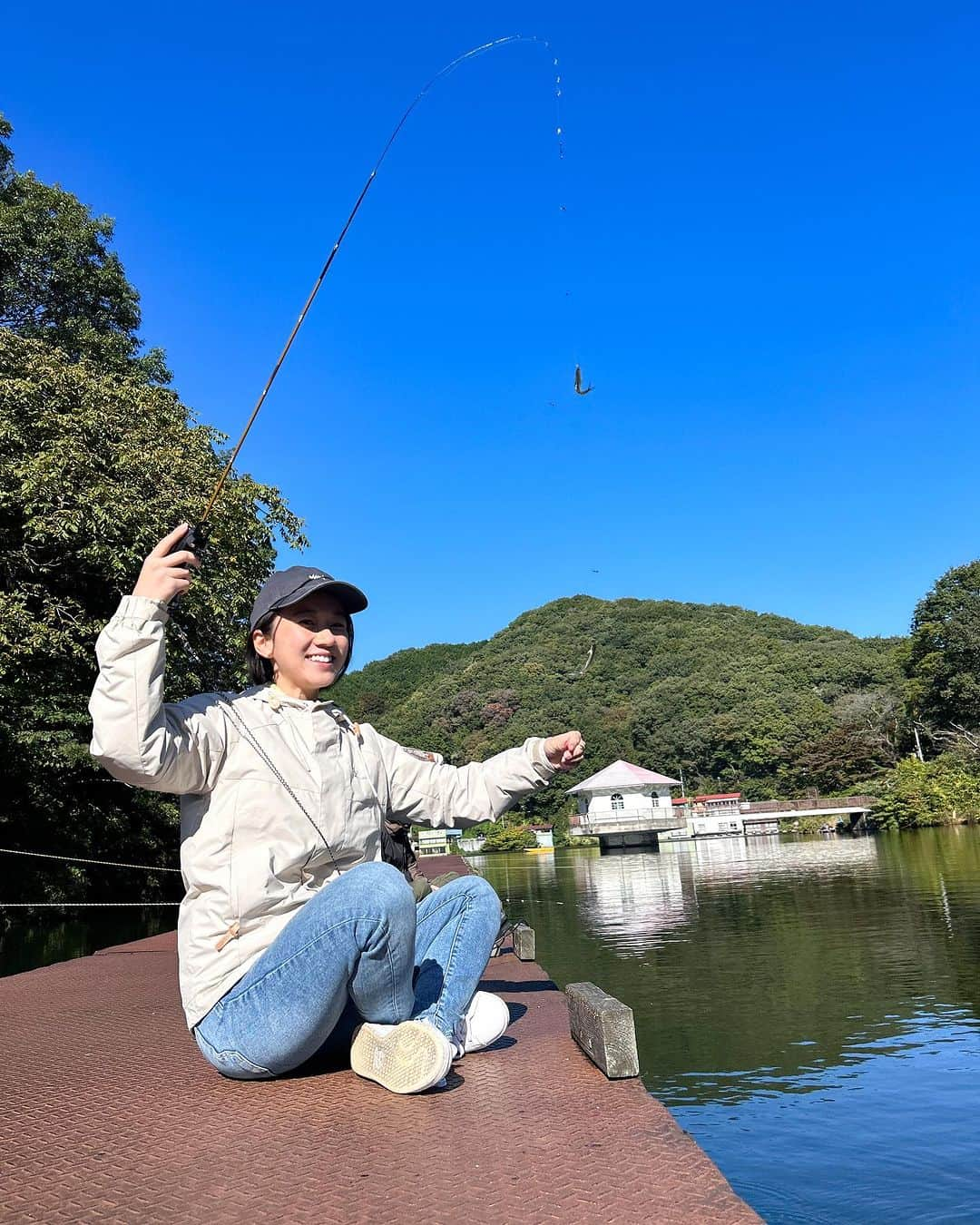 太田唯さんのインスタグラム写真 - (太田唯Instagram)「今年も行ってきました、ワカサギ釣り🎣  昨年 はじめてやってみて、どハマりしたワカサギ。 今年は円良田湖で先生に教えて頂き 夢の100匹超えできましたーーーー！！！ しかも竿頭(その日一番釣った人) でした 🥹🔥 奇跡  . 小さいからこその繊細さと、多点掛けの面白さに またハマってしまった...  本日発売の日刊スポーツに掲載頂いてるので ぜひご覧頂けると嬉しいです🎣  近くにキャンプ場もあるので、次は釣りキャンがてら行きたい！！  . #釣り #釣りガール #ワカサギ釣り #円良田湖 #アウトドア  #outdoor #fishing #魚釣り #foxfire」11月5日 13時00分 - yuiohta.official