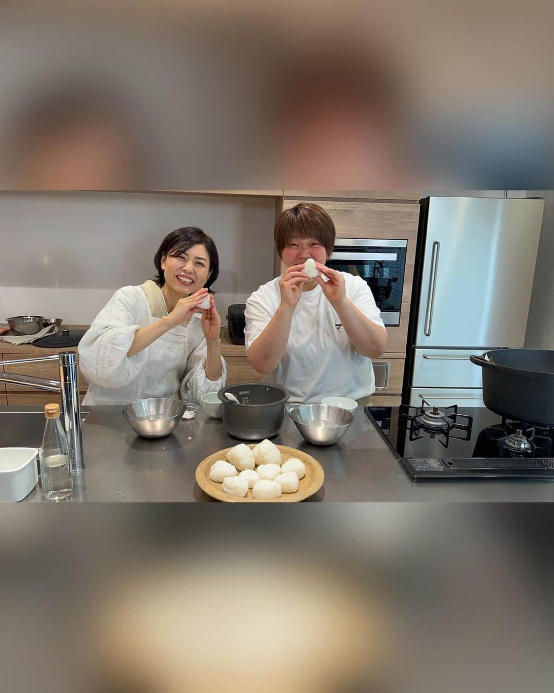 杉本美香さんのインスタグラム写真 - (杉本美香Instagram)「🍙  遠くへ行きたい 🫧ラスト🫧  たくさんの食材をGETして向かった先は、 料理研究家の濵田美里先生のもとへ👩‍🍳  自宅でも簡単に美味しいお料理を作る方法や 美味しくお米を炊く方法を伝授していただき、 🍙を作りました🥰  赤穂の子供たちが 美味しそうにおにぎりを頬張る姿は、 幸せな光景でした🍙😋  濵田美里先生ありがとうございました🥰  そして、 まさかの汎愛高校時代の先輩と親友も 道場に来てくれていました🤩  久しぶりに会えて嬉しかった〜⭐️ ありがとうございました✨  ※私洗い物も得意です👍 撮影者:半笑いのMマネ  🍙 #遠くへ行きたい #ラスト投稿 #料理研究家 #濵田美里　先生 #おにぎり #最高の光景GET #出逢いに感謝 #smile😊」11月5日 13時10分 - mika__sugimoto