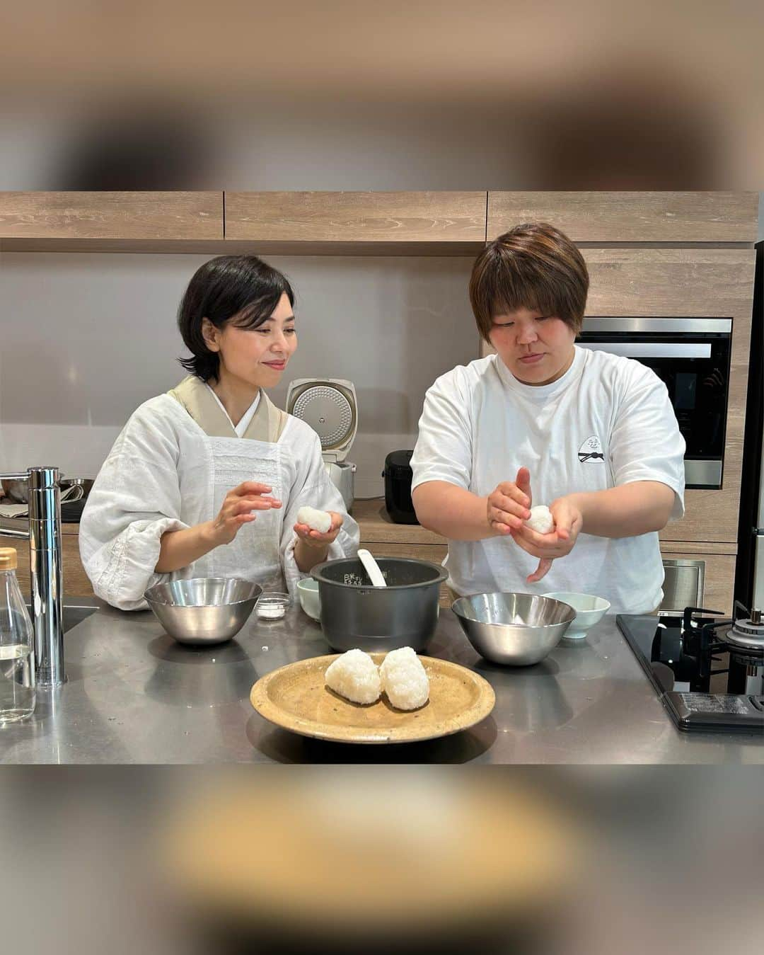 杉本美香さんのインスタグラム写真 - (杉本美香Instagram)「🍙  遠くへ行きたい 🫧ラスト🫧  たくさんの食材をGETして向かった先は、 料理研究家の濵田美里先生のもとへ👩‍🍳  自宅でも簡単に美味しいお料理を作る方法や 美味しくお米を炊く方法を伝授していただき、 🍙を作りました🥰  赤穂の子供たちが 美味しそうにおにぎりを頬張る姿は、 幸せな光景でした🍙😋  濵田美里先生ありがとうございました🥰  そして、 まさかの汎愛高校時代の先輩と親友も 道場に来てくれていました🤩  久しぶりに会えて嬉しかった〜⭐️ ありがとうございました✨  ※私洗い物も得意です👍 撮影者:半笑いのMマネ  🍙 #遠くへ行きたい #ラスト投稿 #料理研究家 #濵田美里　先生 #おにぎり #最高の光景GET #出逢いに感謝 #smile😊」11月5日 13時10分 - mika__sugimoto