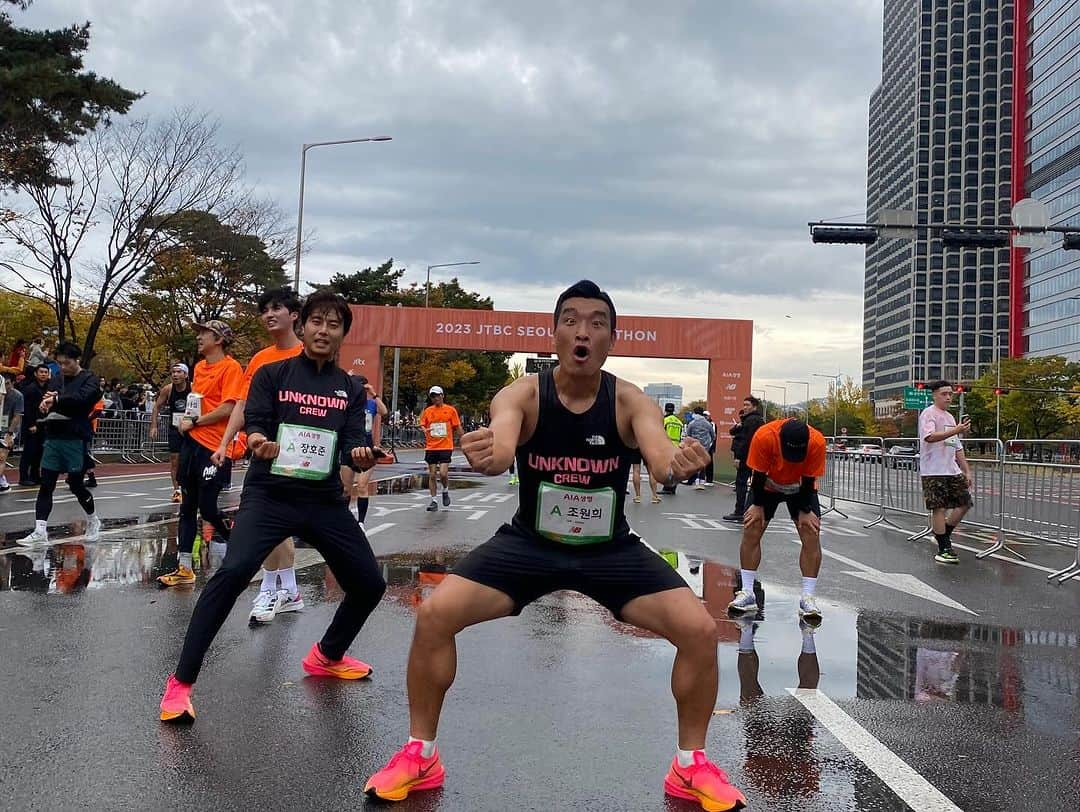 チョ・ウォニさんのインスタグラム写真 - (チョ・ウォニInstagram)「역시나 오늘도 달렸다🔥 뛰면서 너무 힘들었지만 참가자분들께서 지나가면서 응원해주신게 큰힘이되었다🙏 #모두감사합니다😊  #끝나고션형님칭찬받음😜 #어노운크루  #jtbc서울마라톤  @jinusean3000  @hojune0330」11月5日 13時03分 - wonhee06