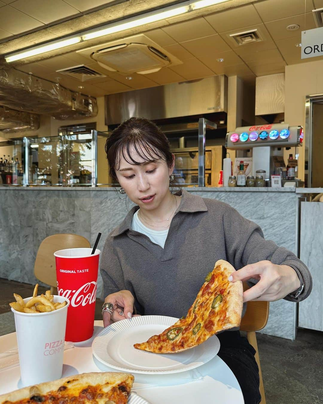 yuのインスタグラム：「🍕🍟🥤 @pizza_slice_tokyo  ピザスライス大好き！！ 特にハラペーニョ🌶️ ・ ニットはNa.e POP UPのノベルティ◡̈ カシミア混のコットンニットで着心地も良くてお気に入り🫶🏻 再来週の大阪のPOPUPでもGETできるよ😘 ・ ・ #nae #nae_153cm #襟付きニット #ニットコーデ」