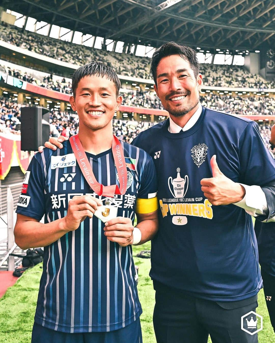 サッカーキングさんのインスタグラム写真 - (サッカーキングInstagram)「. アビスパ福岡、初戴冠！ 優勝杯もって博多へ帰ろう（2023.11.4）  📷Photo by @shimpeei（SOCCERKING）  #JリーグYBCルヴァンカップ #avispa #アビスパ福岡 #Jリーグ #JLEAGUE #J撮り #サッカーキング #サッカー #soccer #football #⚽️」11月5日 13時09分 - soccerkingjp