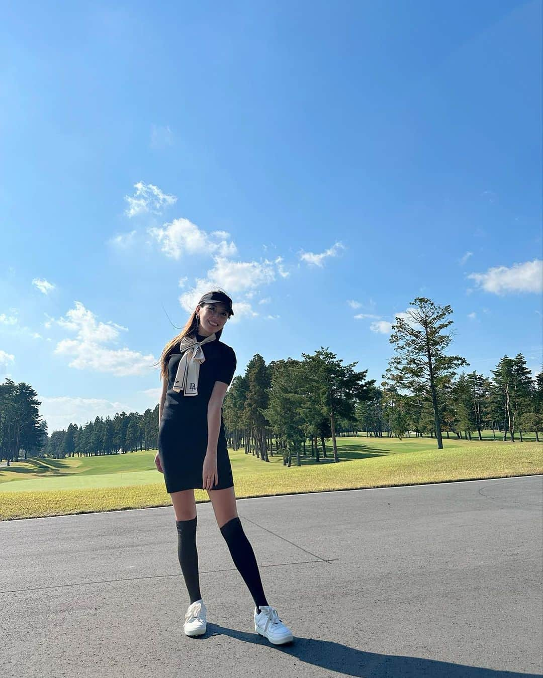 齋藤菜月のインスタグラム：「晴天ゴルフ☀️ もはや暑かった🤣  トップスタートで昼前には終わって シャンパンも飲めて 最高でした🩷  レッスンのおかげでドライバーは安定してきたけど 2、3打目のチョロとトップが多くて凹む、、  今年はまだまだ暖かそうだから 寒くなる前にたくさんいこお⛳️  ゴルフウェアはお友達がやってるブランド @douxavenir_golf 🩷 上品なお洋服みたいでとってもかわいー💞  #golf#セントナイン #ゴルフウェア」