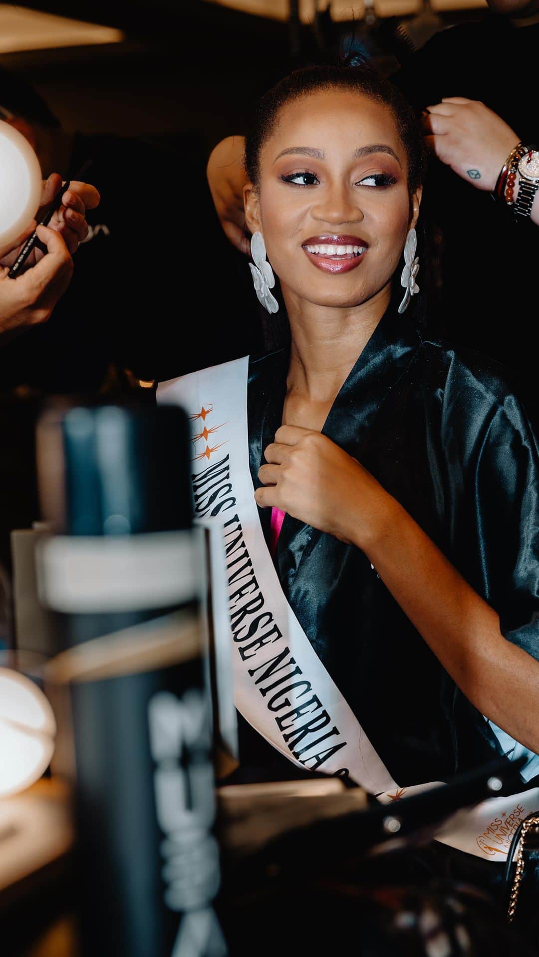 イリス・ミトゥネールのインスタグラム：「When fashion and fun collide ~ perfect summary of our registration and fitting day.👗👠📝  #72ndMissUniverse #MissUniverse」