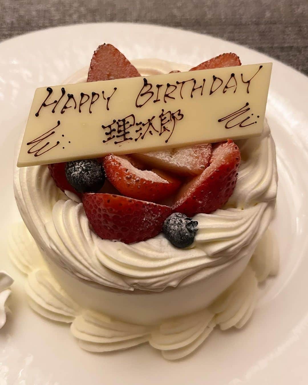 のインスタグラム：「長男、理汰郎11歳誕生日🎂 日曜日の今日は一日、大好きな野球なので、少し前に仲良しに祝ってもらいました🩵  野球大好き、ゴルフはたまにやりたい、ラグビーは少々、けど誕生日プレゼントリクエストはバスケットボール、勉強は全くやりたくないけどやらされてる、準備片付けは相変わらず苦手、朝は起きられるようになってきた、顔も自分で洗うようになってきた、寝癖は気にしない、妹たちと遊ぶの上手、頼りになる男になってきた。  私もお母さん11年。 子どもが小さな頃は穏やかだったのに、細かいことまでガミガミ言うし、しょっちゅう怒ってるし、、、 〆は、「怒らせないでよー！」  そんな私を母として大切にしてくれて、ありがとう❤️  #11歳誕生日 #子育て」