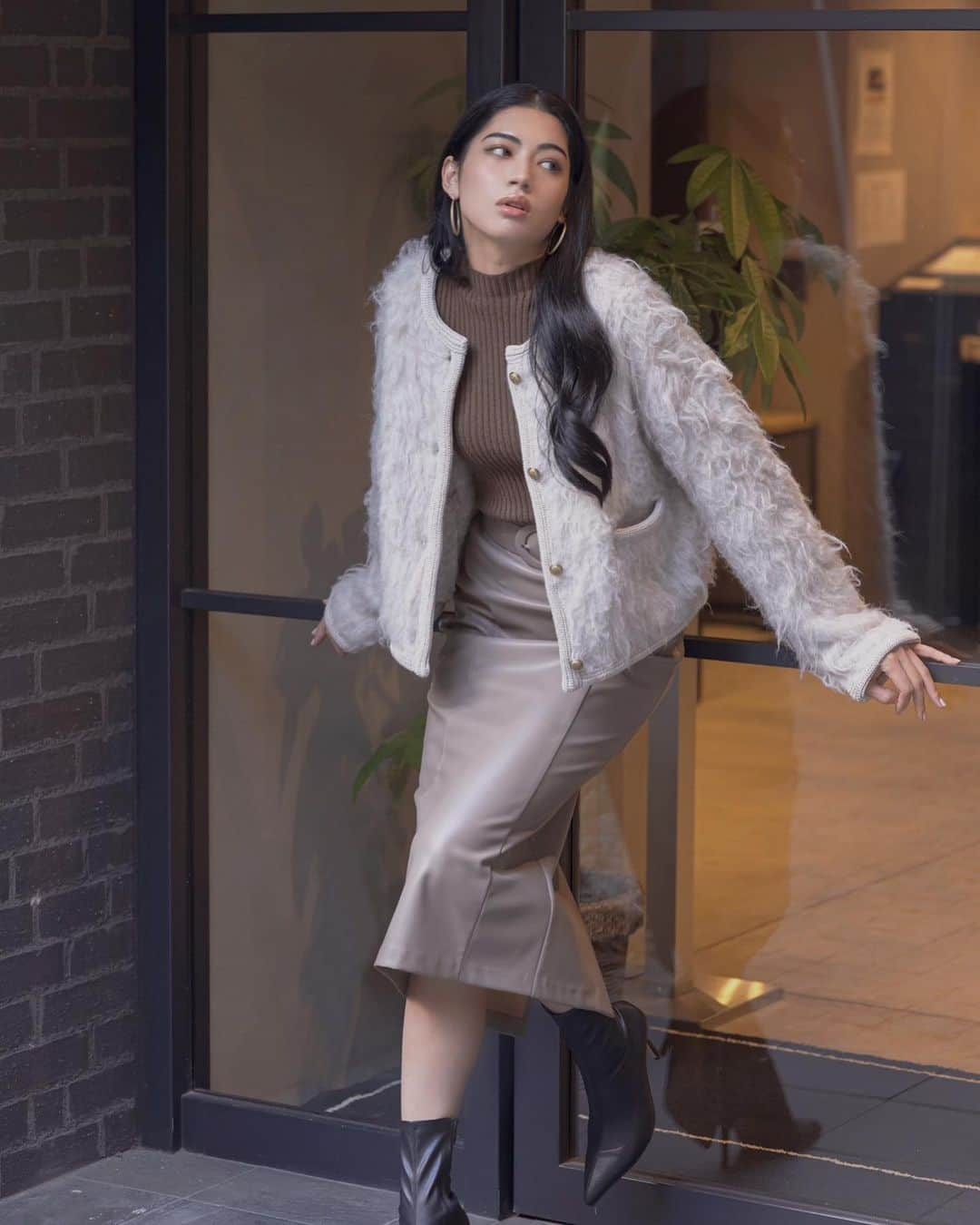 デュラスアンビエントさんのインスタグラム写真 - (デュラスアンビエントInstagram)「𝐀𝐌𝐁𝐈𝐄𝐍𝐓 𝟐𝟎𝟐𝟑 𝐖𝐈𝐍𝐓𝐄𝐑 𝟏𝐬𝐭 𝑘𝑒𝑒𝑝 𝑤𝑎𝑟𝑚 𝑎𝑛𝑑 𝑠𝑡𝑦𝑙𝑖𝑠ℎ 𝑡ℎ𝑖𝑠 𝑠𝑒𝑎𝑠𝑜𝑛  #ファーライクニットジャケット <Ivory, Gray, Coral, Black>  繊細に色が混ざったウール混の糸で、温かみのあるニュアンシーな顔つきに。 思わず触りたくなるような長い毛足をつくり出し、裏面は起毛感を抑えて、肌当たり柔らかな仕様に拘りました。  #ボトルネックスリットスリーブリブニットトップス <White, Gray, Pink, Brown, Black> 【11/22(WED)20:00-】  伸縮性高く、やわらかい質感と身体のラインに程よくフィットし、綺麗なシルエットを実現。 幅広いスタイルに寄り添ってくれる万能な一枚。  #レザーベルトセットペンシルスカート <Ivory, Greige, Black> 【11/27(MON)20:00-】  大人気のベルトセットペンシルスカートが伸縮性のあるレザー素材になって登場。 スッキリとした膝下丈で、大人にちょうど良い品の良さが滲みます。  ＿＿＿＿＿＿＿＿＿＿＿ ✔︎ @ambient_styling #AMBIENT #ambient_official #ambientstyle #アンビエント #23aw #wintercollection #ニットジャケット #レザースカート」11月5日 13時24分 - ambientofficial