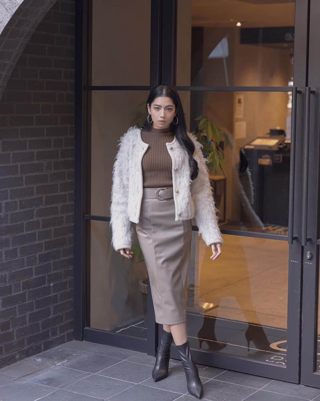 デュラスアンビエントさんのインスタグラム写真 - (デュラスアンビエントInstagram)「𝐀𝐌𝐁𝐈𝐄𝐍𝐓 𝟐𝟎𝟐𝟑 𝐖𝐈𝐍𝐓𝐄𝐑 𝟏𝐬𝐭 𝑘𝑒𝑒𝑝 𝑤𝑎𝑟𝑚 𝑎𝑛𝑑 𝑠𝑡𝑦𝑙𝑖𝑠ℎ 𝑡ℎ𝑖𝑠 𝑠𝑒𝑎𝑠𝑜𝑛  #ファーライクニットジャケット <Ivory, Gray, Coral, Black>  繊細に色が混ざったウール混の糸で、温かみのあるニュアンシーな顔つきに。 思わず触りたくなるような長い毛足をつくり出し、裏面は起毛感を抑えて、肌当たり柔らかな仕様に拘りました。  #ボトルネックスリットスリーブリブニットトップス <White, Gray, Pink, Brown, Black> 【11/22(WED)20:00-】  伸縮性高く、やわらかい質感と身体のラインに程よくフィットし、綺麗なシルエットを実現。 幅広いスタイルに寄り添ってくれる万能な一枚。  #レザーベルトセットペンシルスカート <Ivory, Greige, Black> 【11/27(MON)20:00-】  大人気のベルトセットペンシルスカートが伸縮性のあるレザー素材になって登場。 スッキリとした膝下丈で、大人にちょうど良い品の良さが滲みます。  ＿＿＿＿＿＿＿＿＿＿＿ ✔︎ @ambient_styling #AMBIENT #ambient_official #ambientstyle #アンビエント #23aw #wintercollection #ニットジャケット #レザースカート」11月5日 13時24分 - ambientofficial